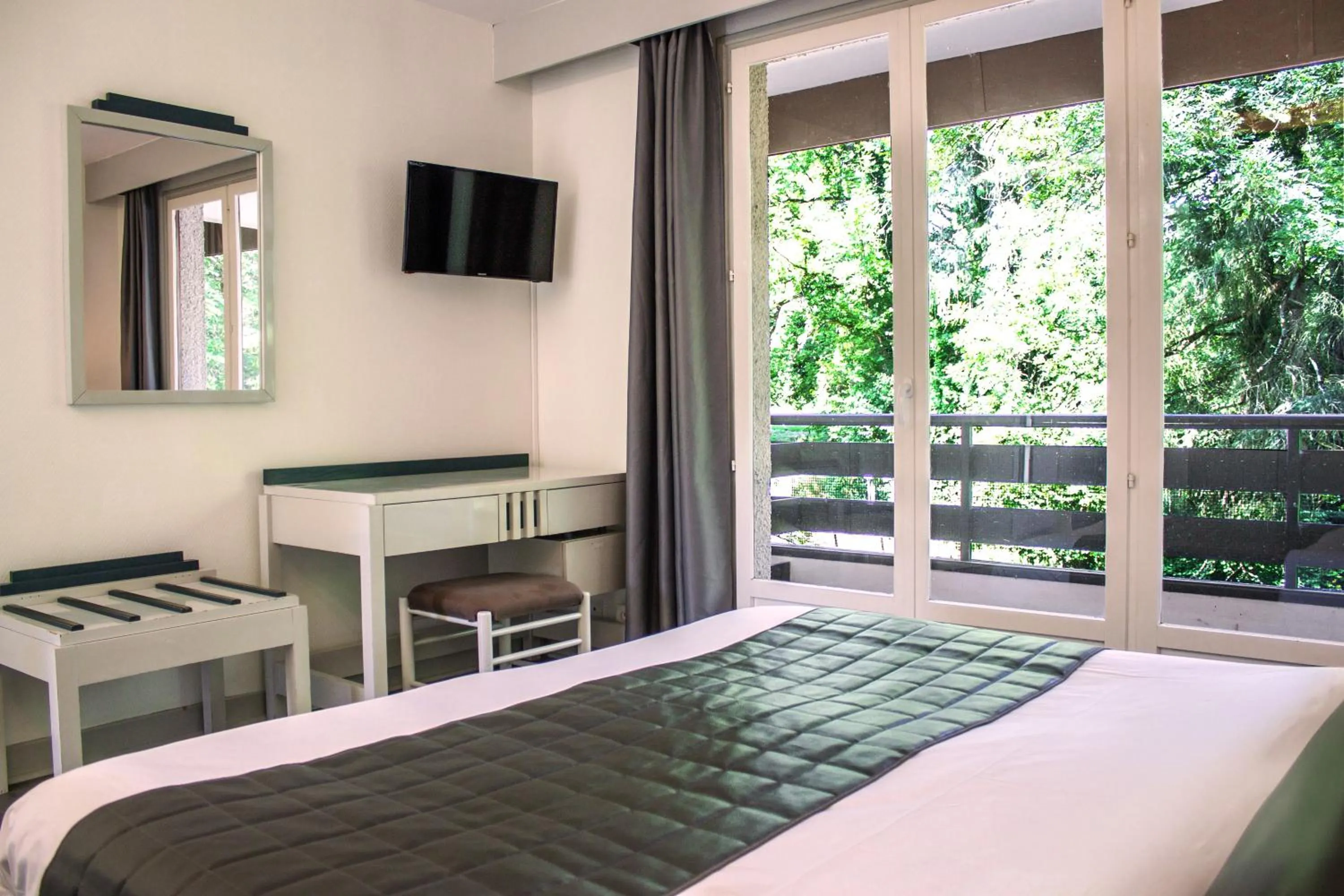 Bedroom, Bed in Garden & City Capvern-les-Bains