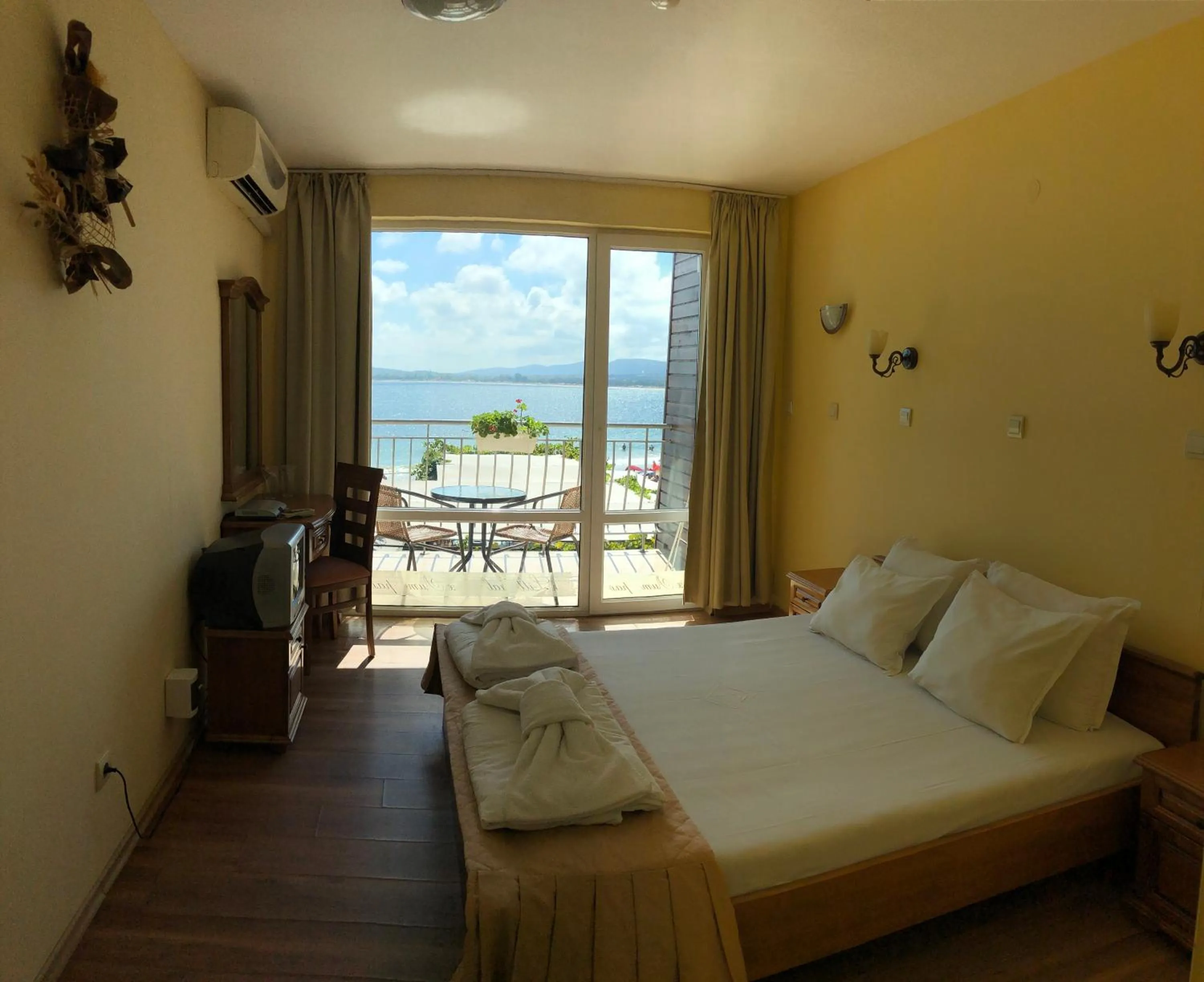 Bed in Family Hotel Littoral
