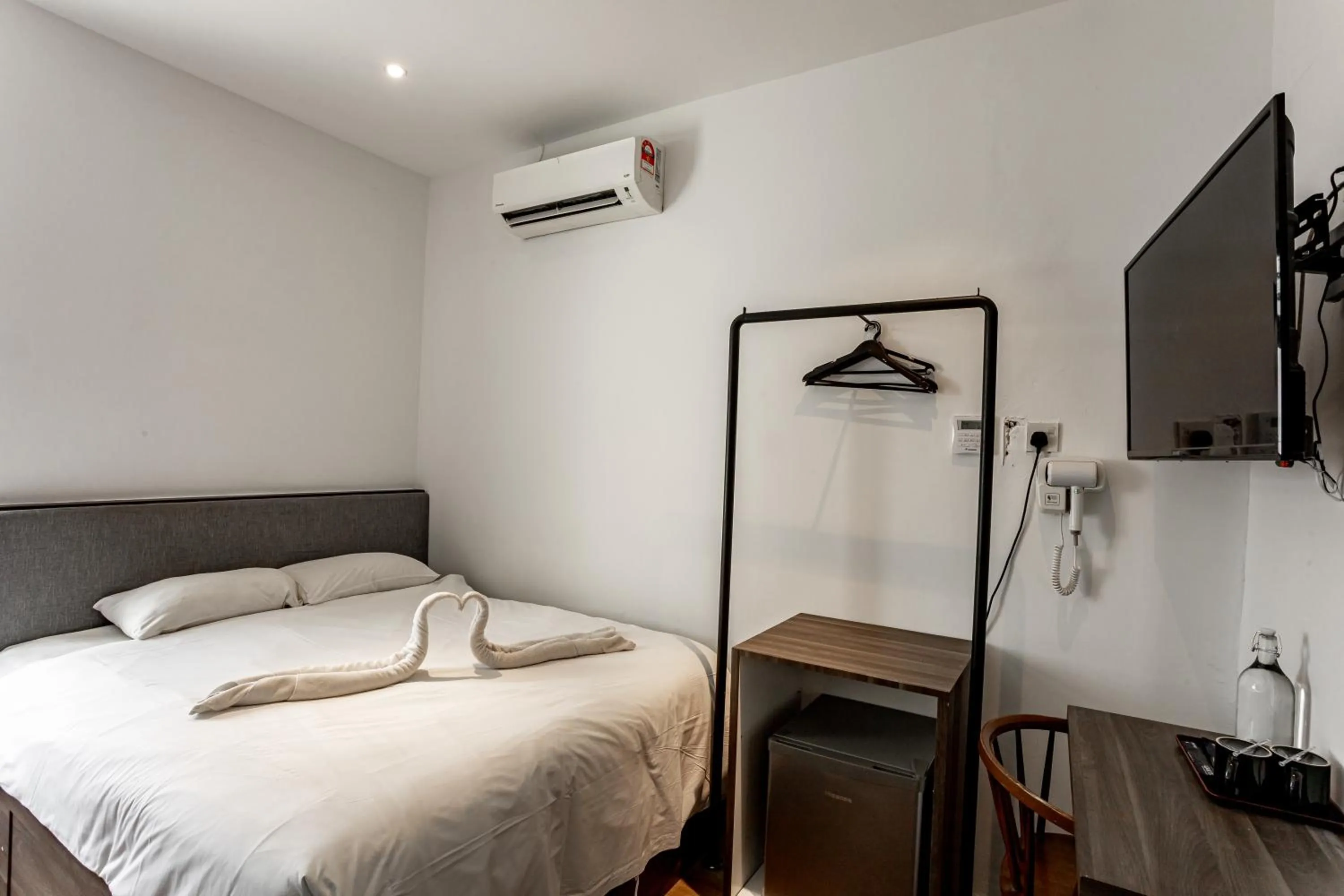 Photo of the whole room, Bed in Earnest Hotel Georgetown