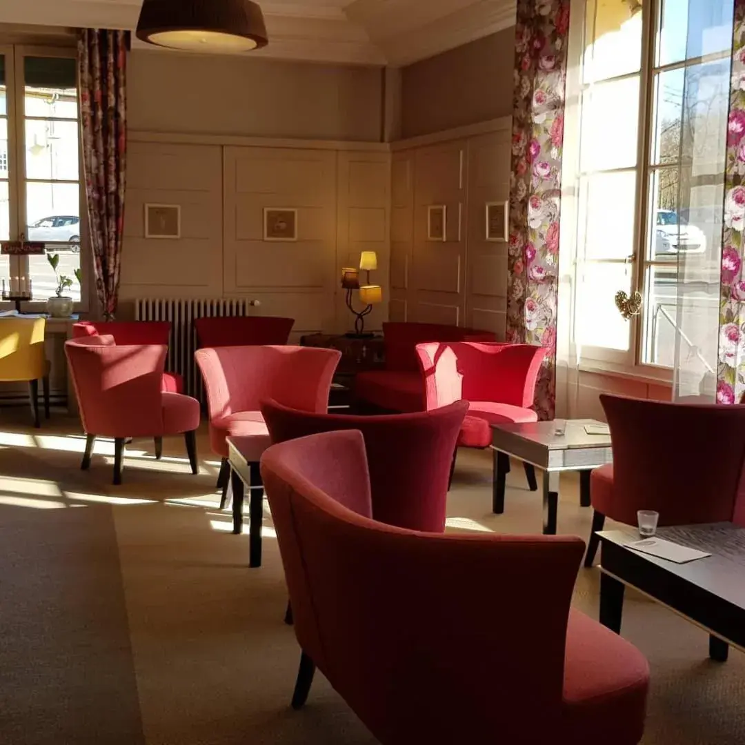 Lounge or bar in Hostellerie d'Héloïse Logis Lounge or bar in Hostellerie d'Héloïse Logis