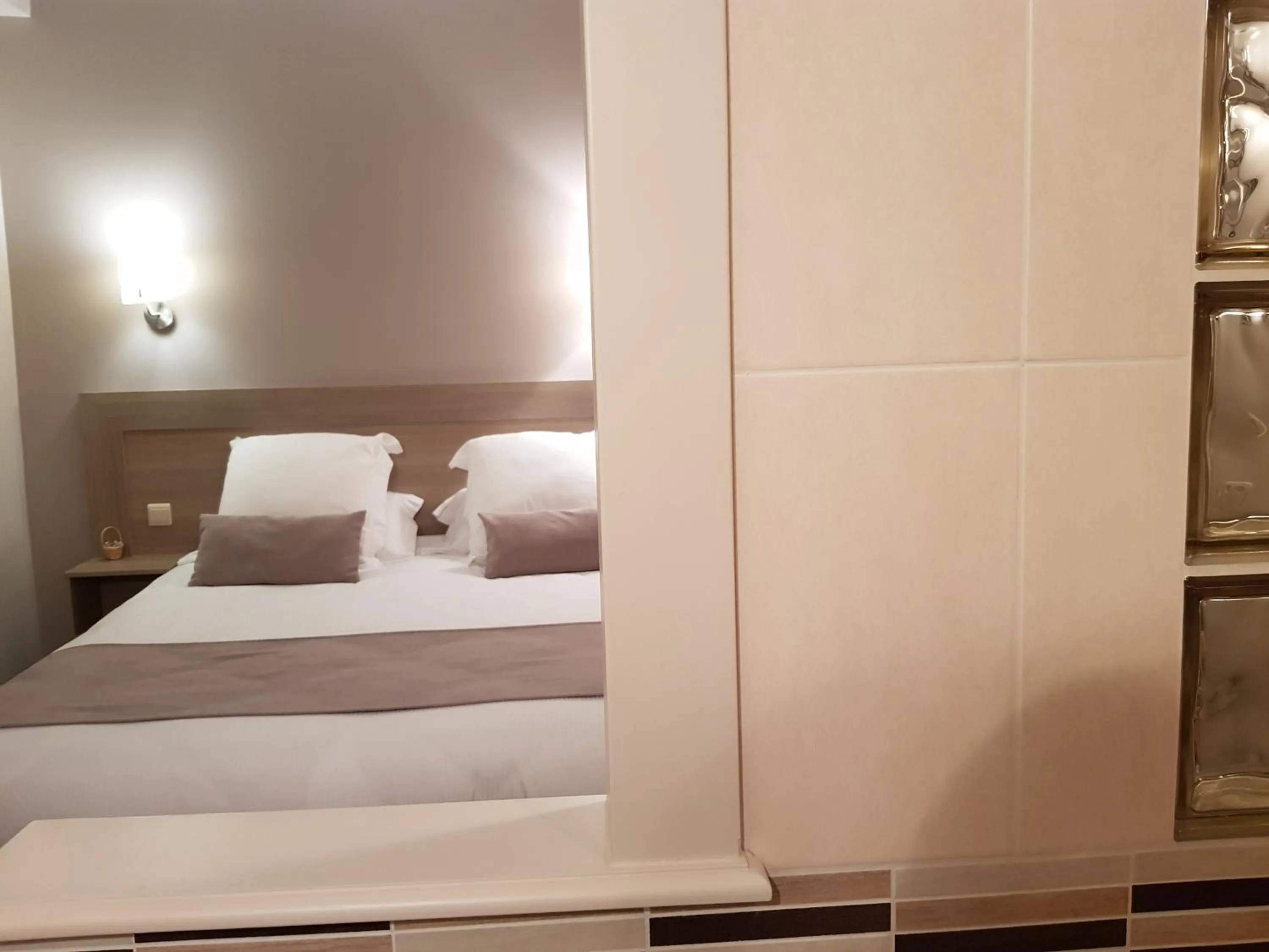 Bed in Hostellerie d'Héloïse Logis