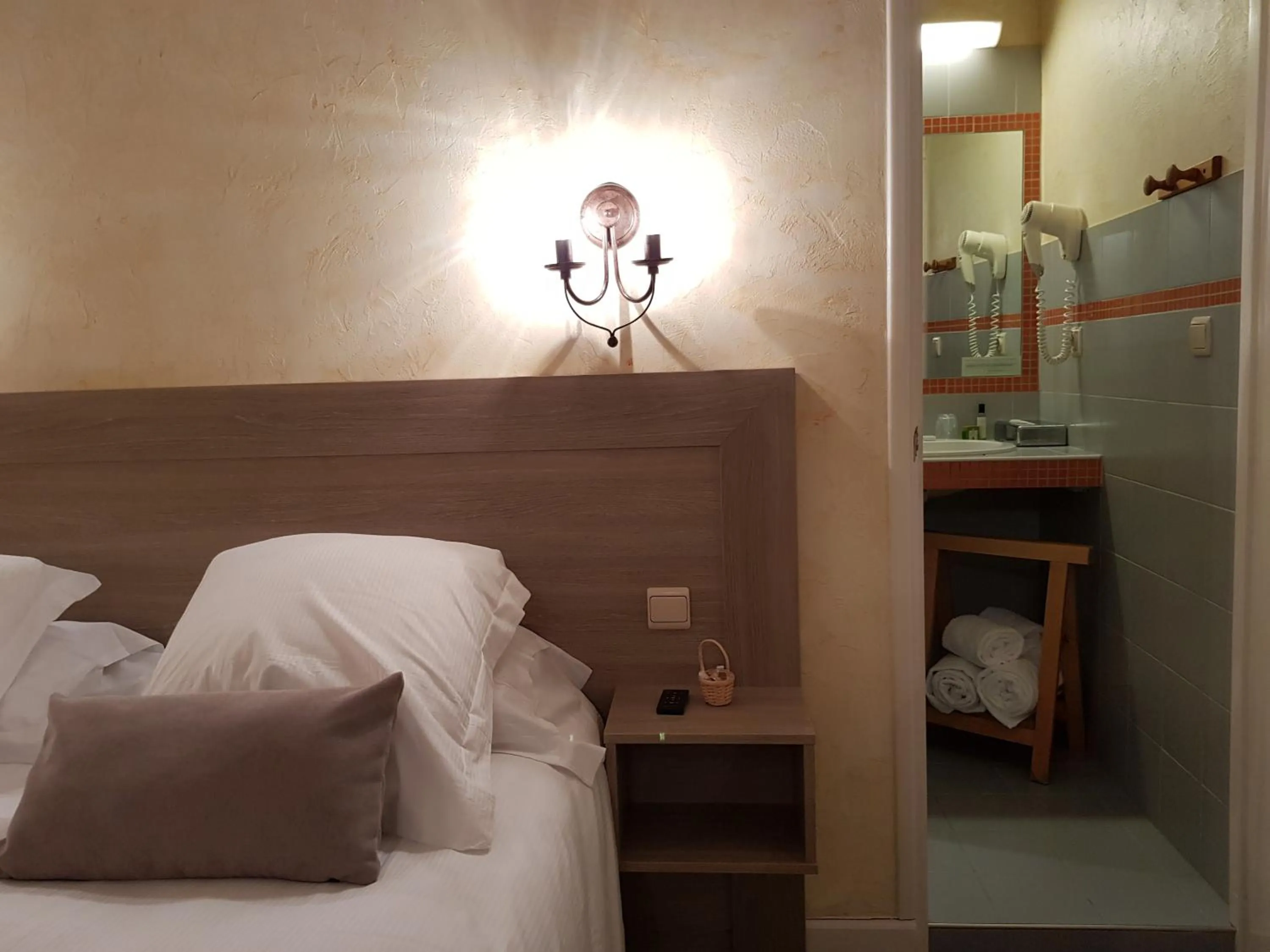 Bed in Hostellerie d'Héloïse Logis