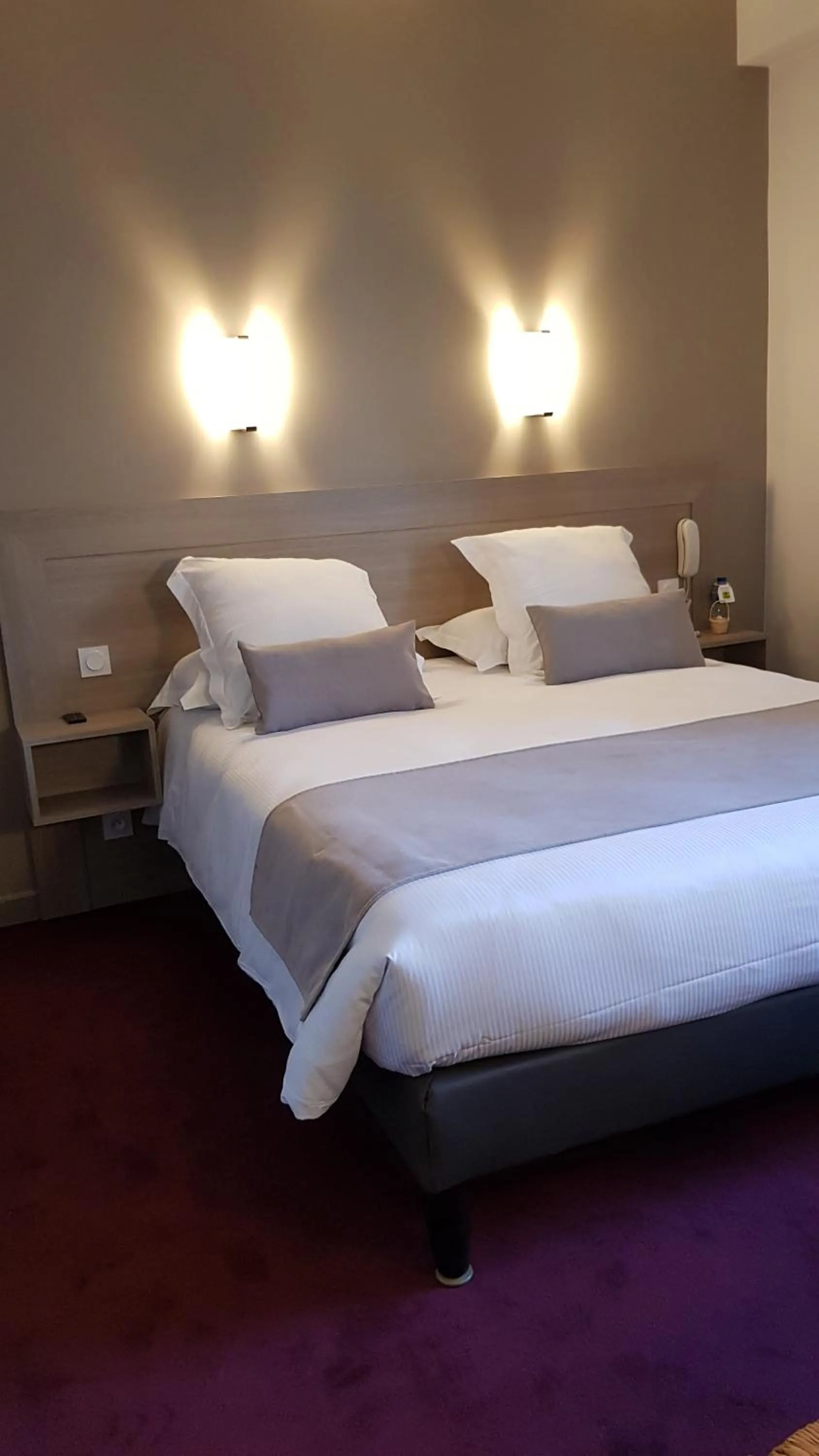 Bed in Hostellerie d'Héloïse Logis