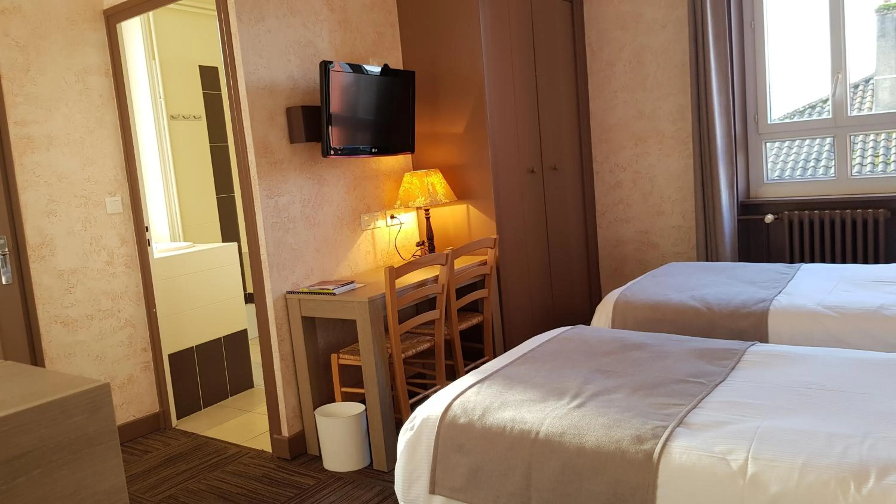 Bed in Hostellerie d'Héloïse Logis