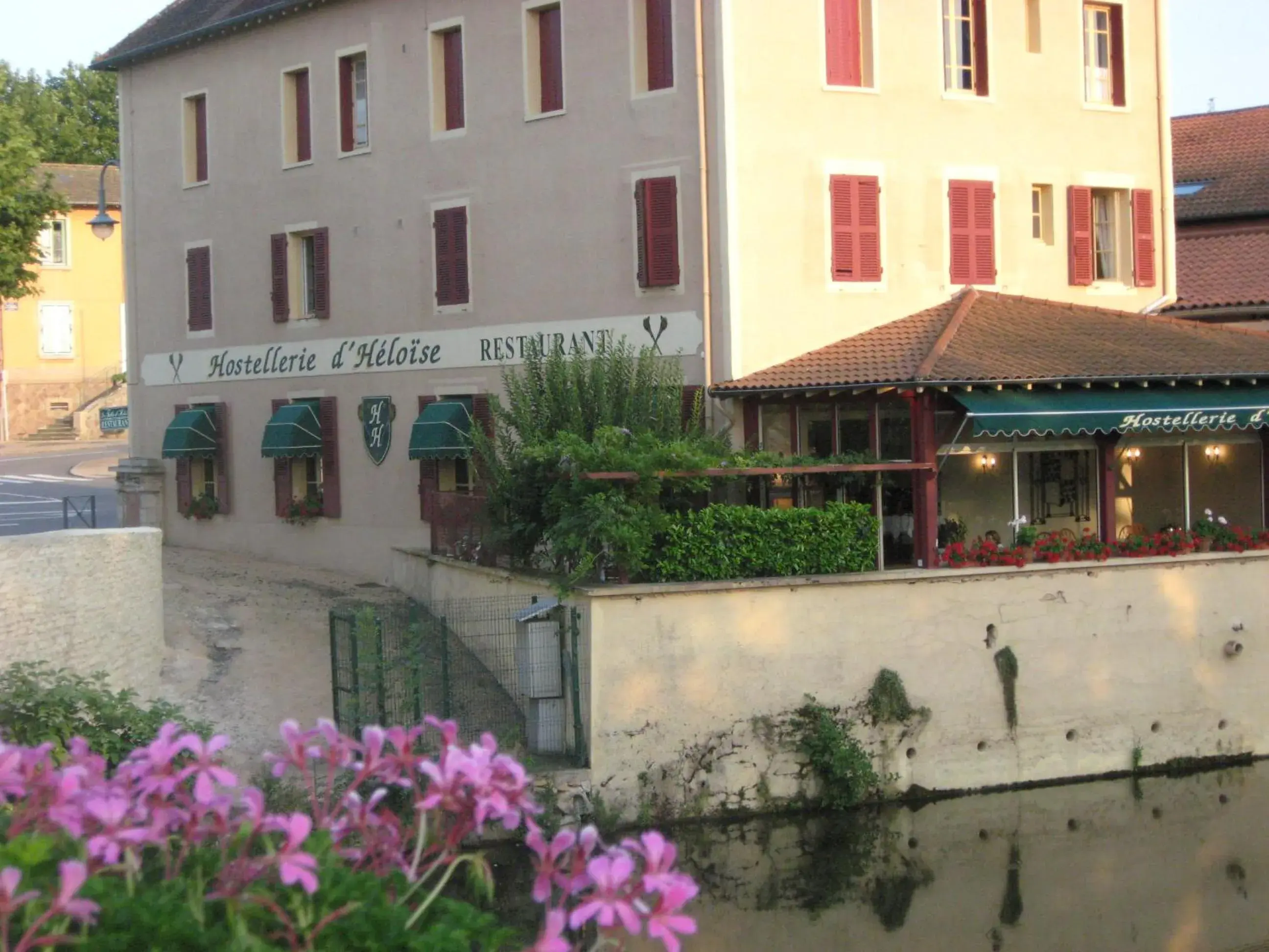 Property building in Hostellerie d'Héloïse Logis Property building in Hostellerie d'Héloïse Logis