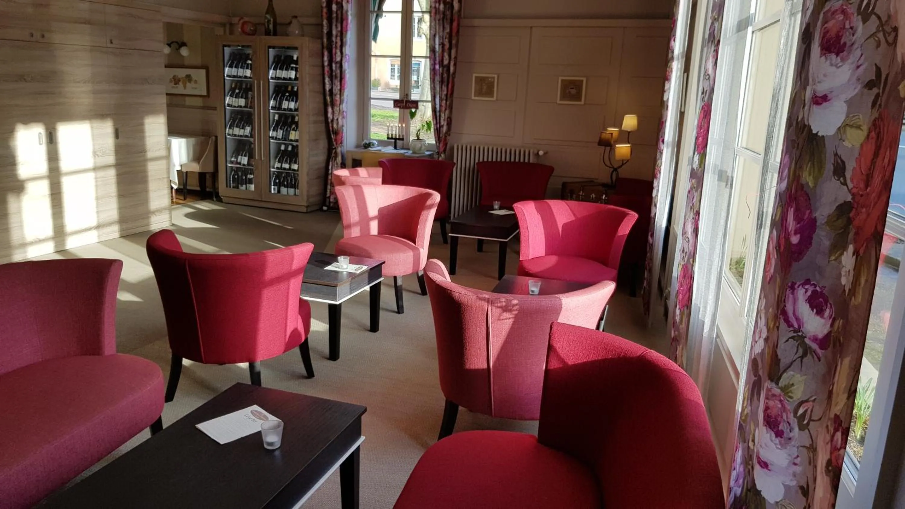 Lounge or bar in Hostellerie d'Héloïse Logis