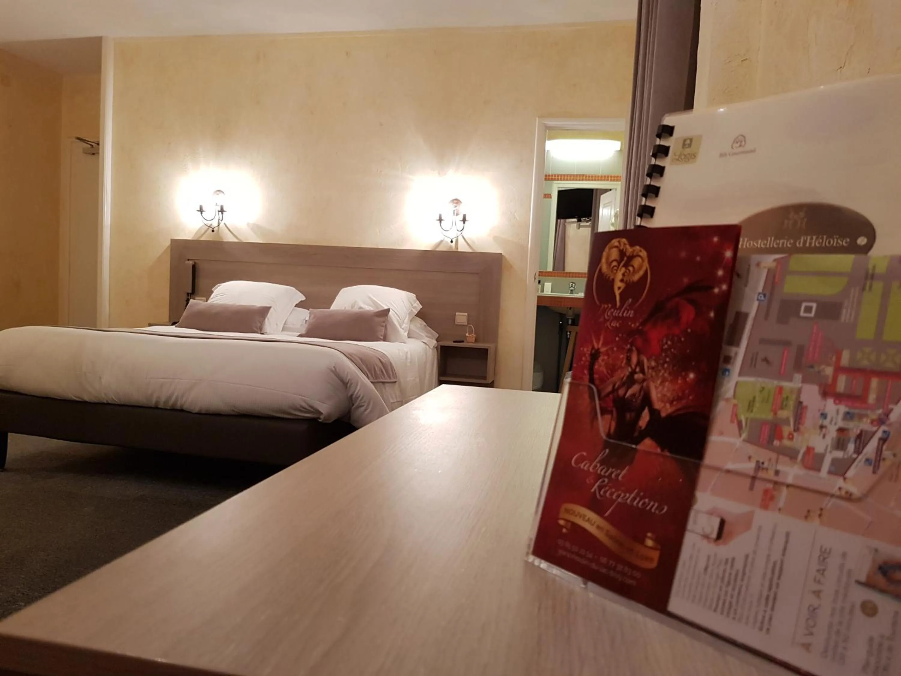 Bed in Hostellerie d'Héloïse Logis