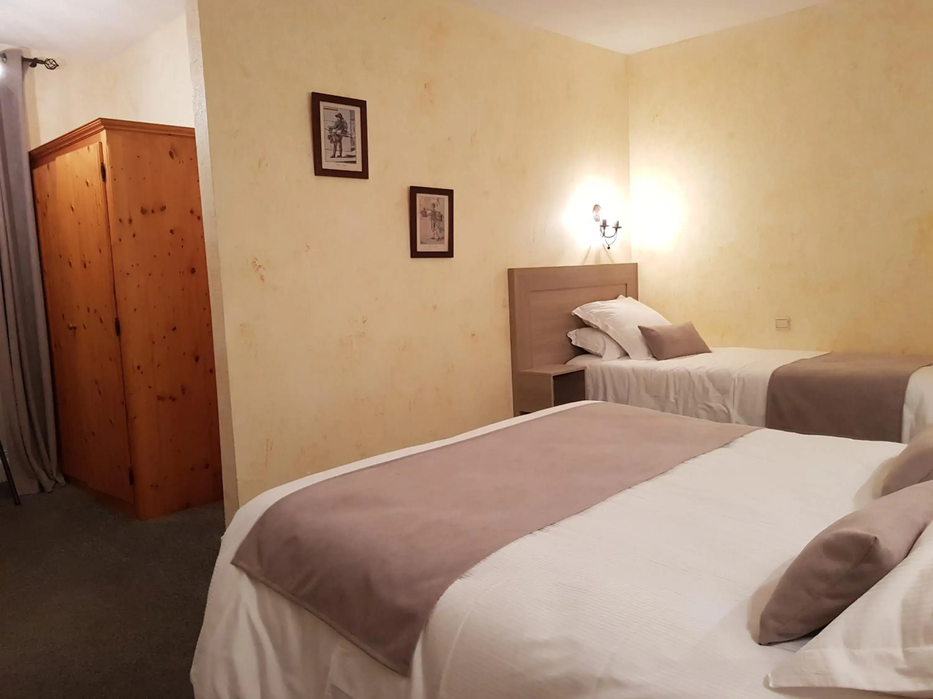 Bed in Hostellerie d'Héloïse Logis Bed in Hostellerie d'Héloïse Logis