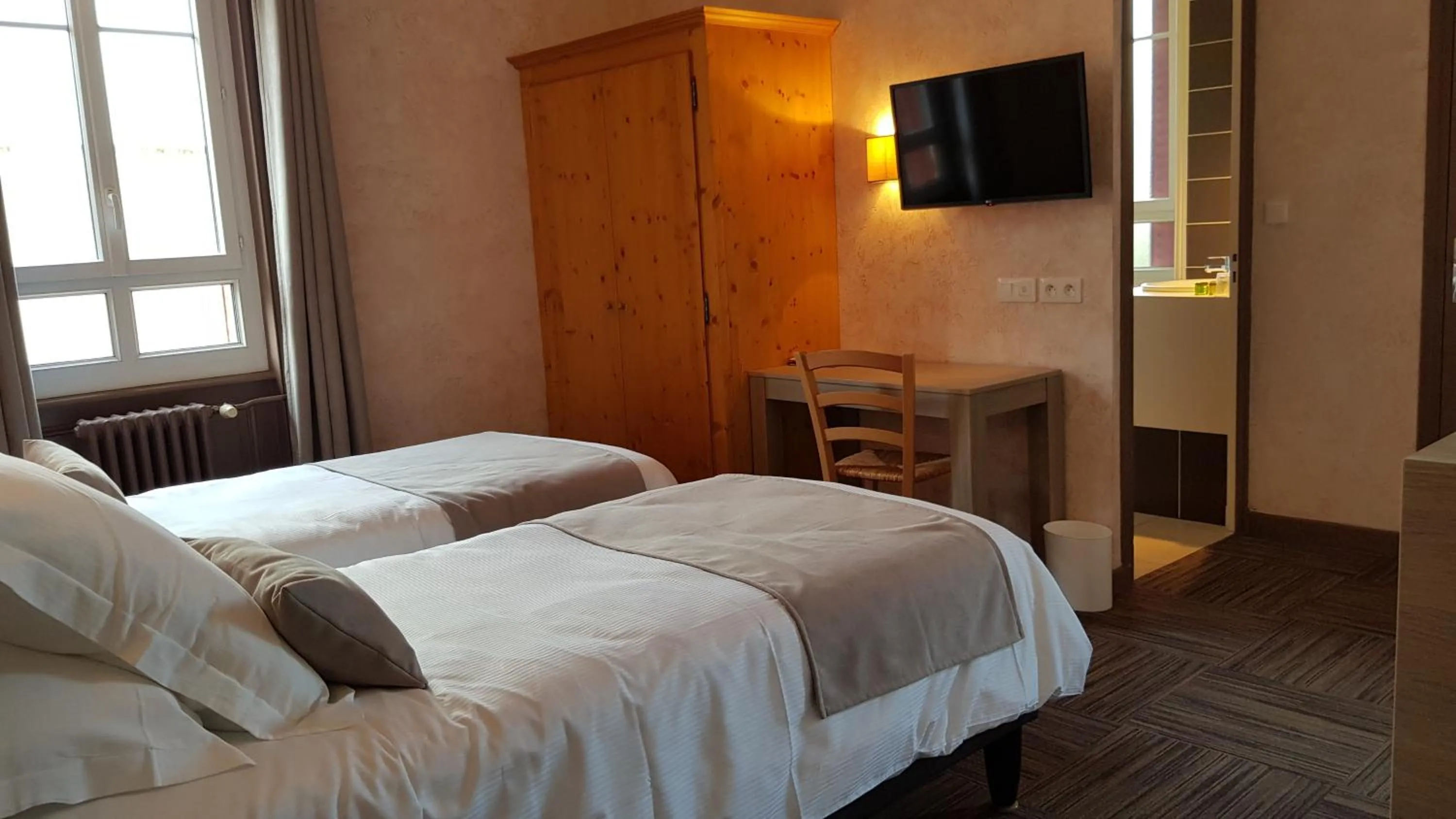 Bed in Hostellerie d'Héloïse Logis