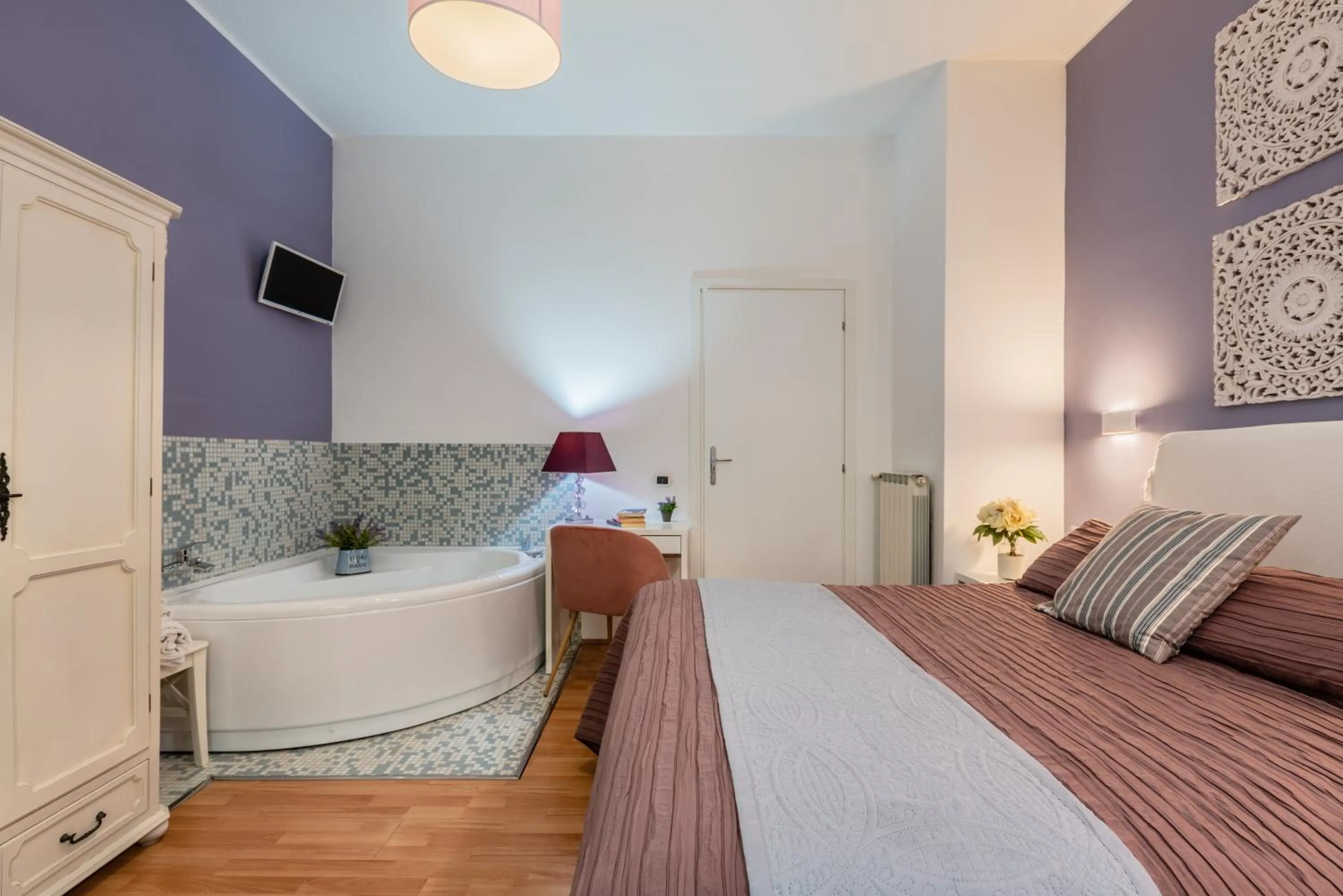 Photo of the whole room, Bed in Fior Di Loto Rooms