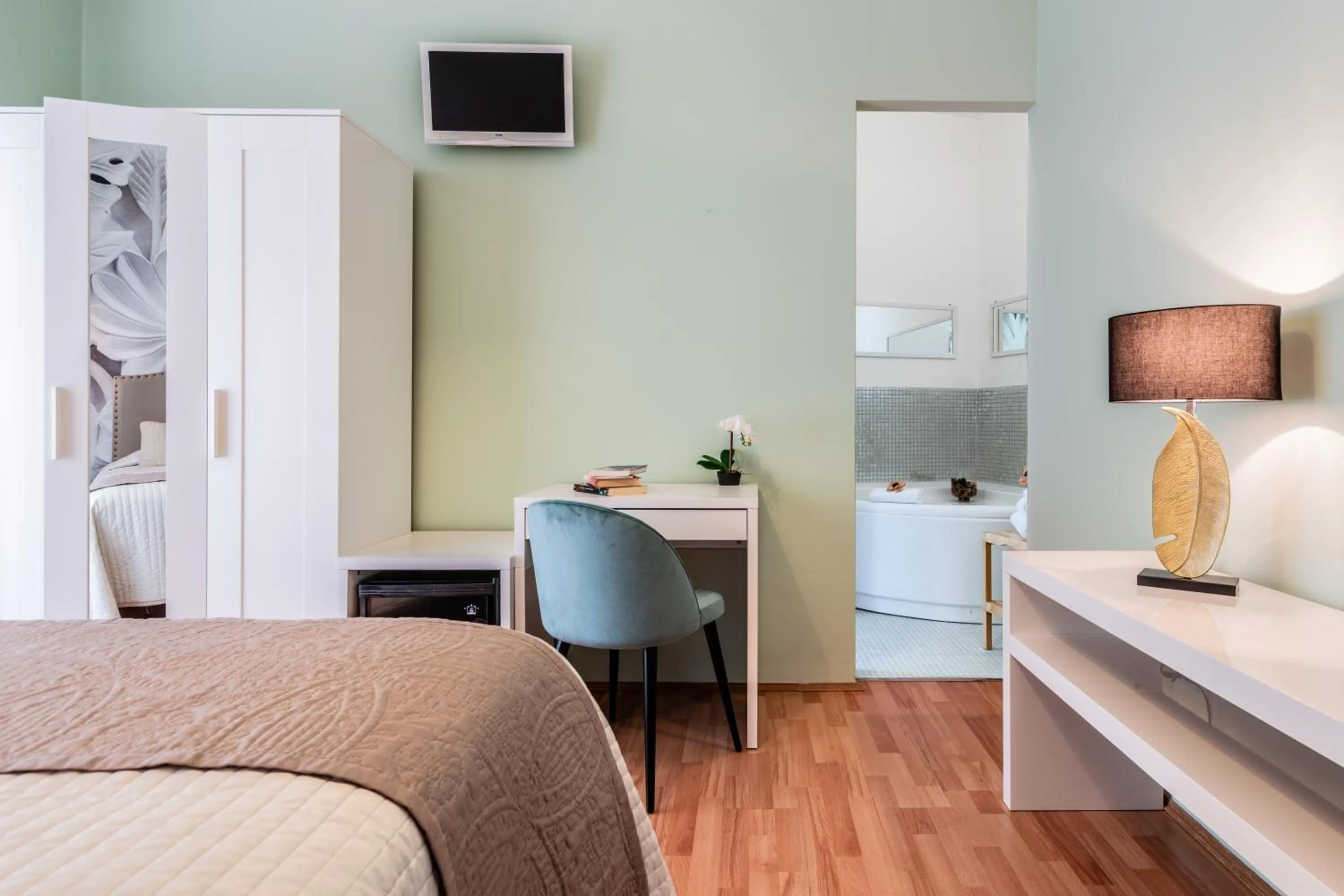 Photo of the whole room, Bed in Fior Di Loto Rooms