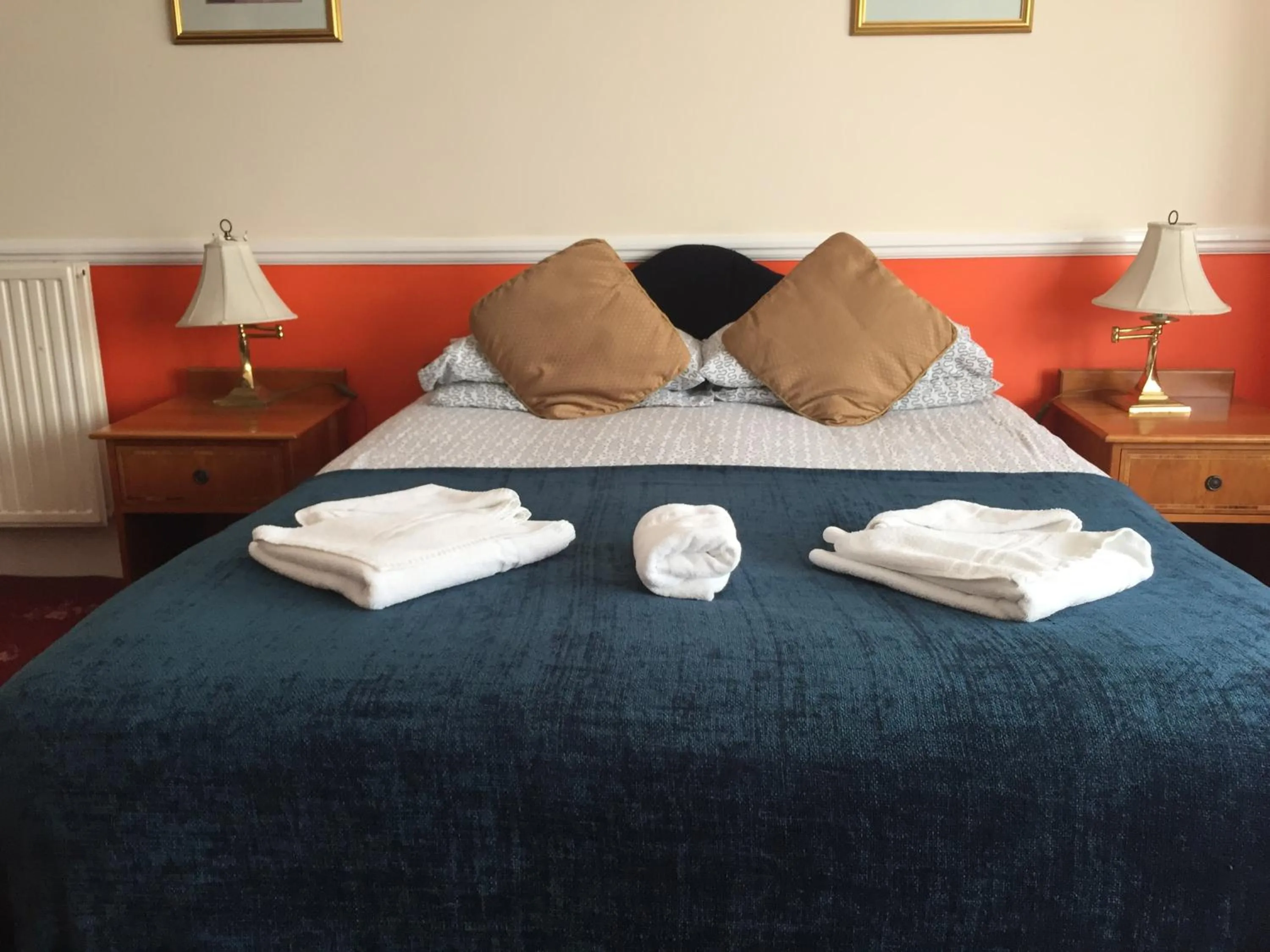 Bed in Welbeck Hotel - Close to Beach, Train Station & Southend Airport