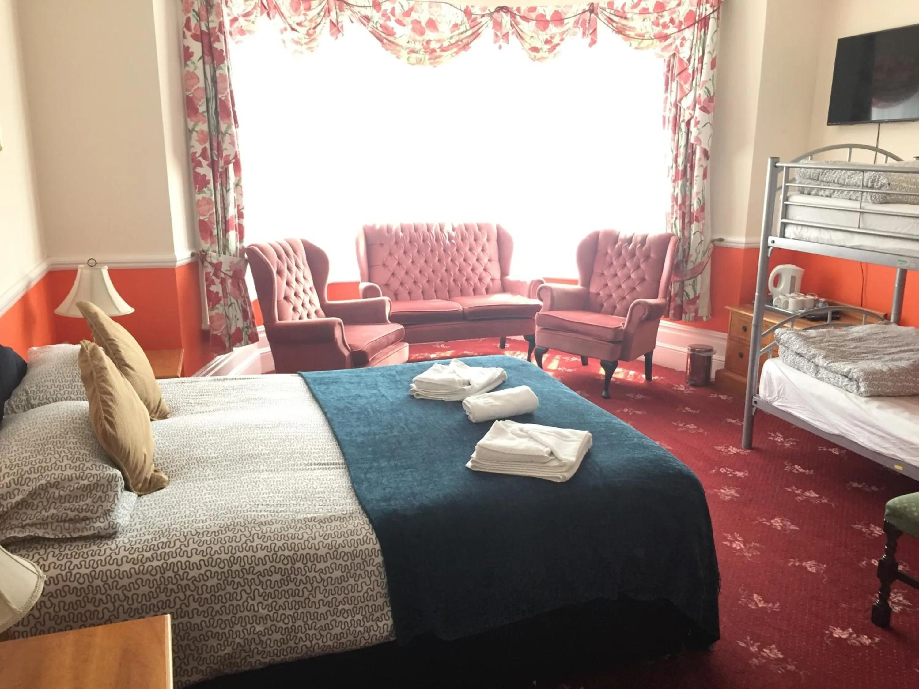 Bed in Welbeck Hotel - Close to Beach, Train Station & Southend Airport