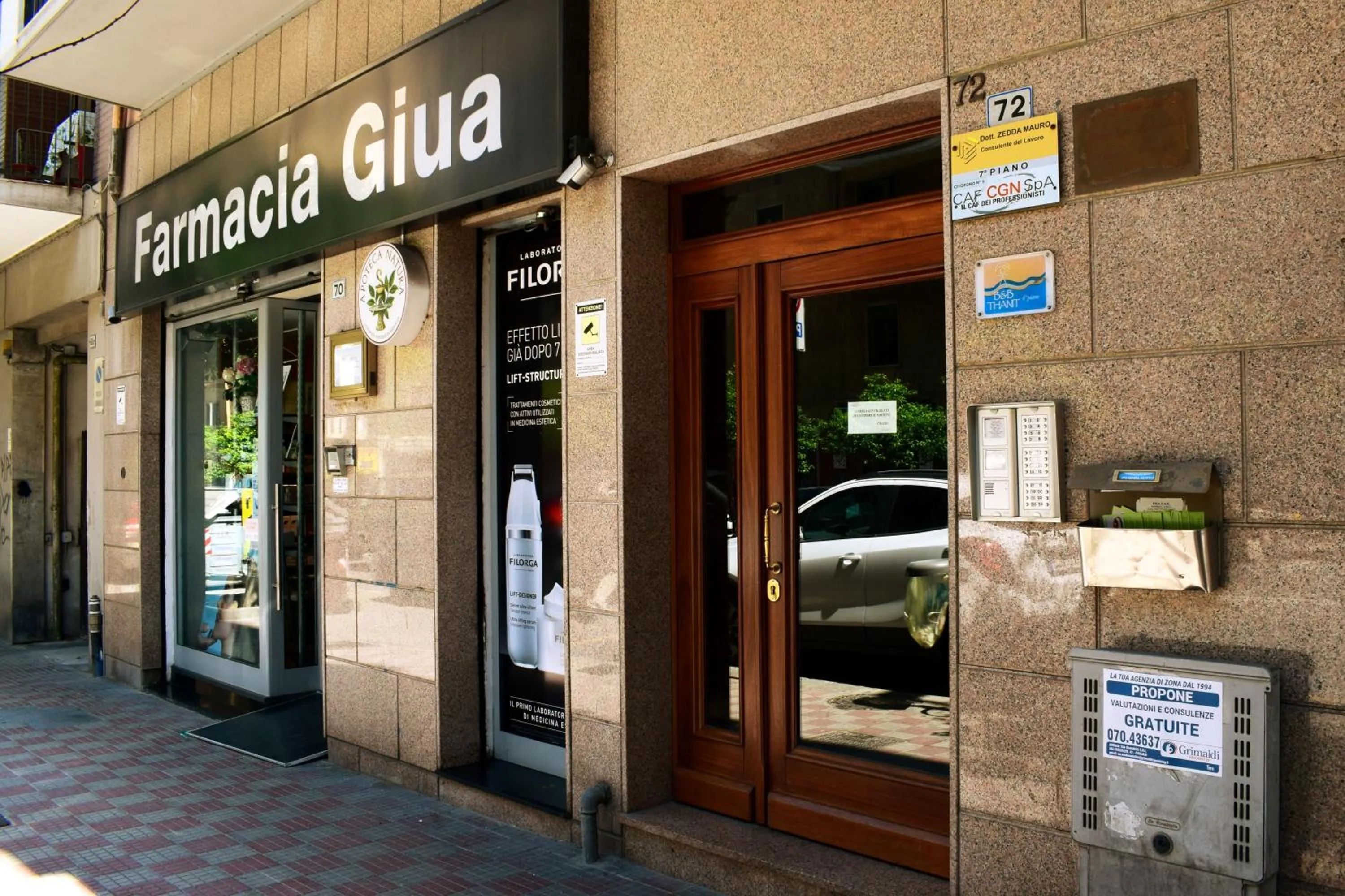 Property building in Thanit Rooms