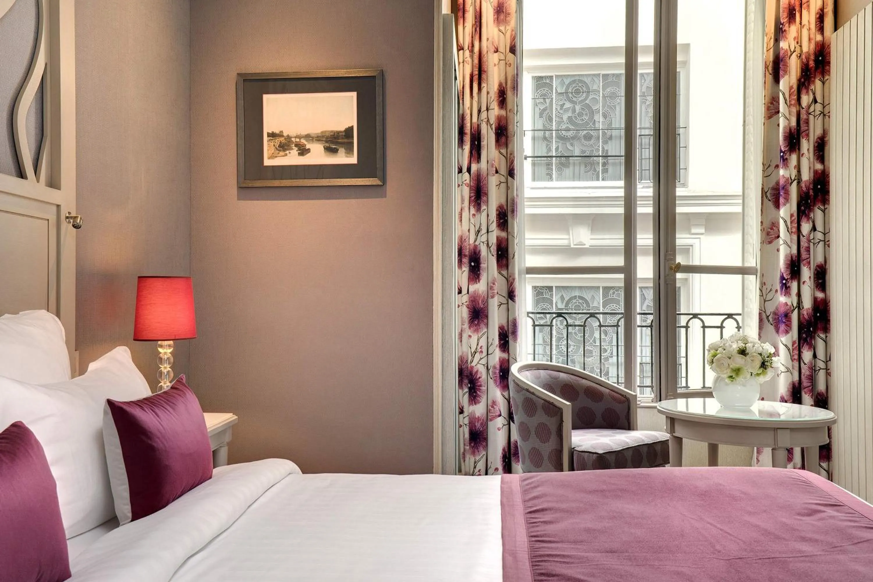 Bedroom, Bed in Hôtel Château Frontenac