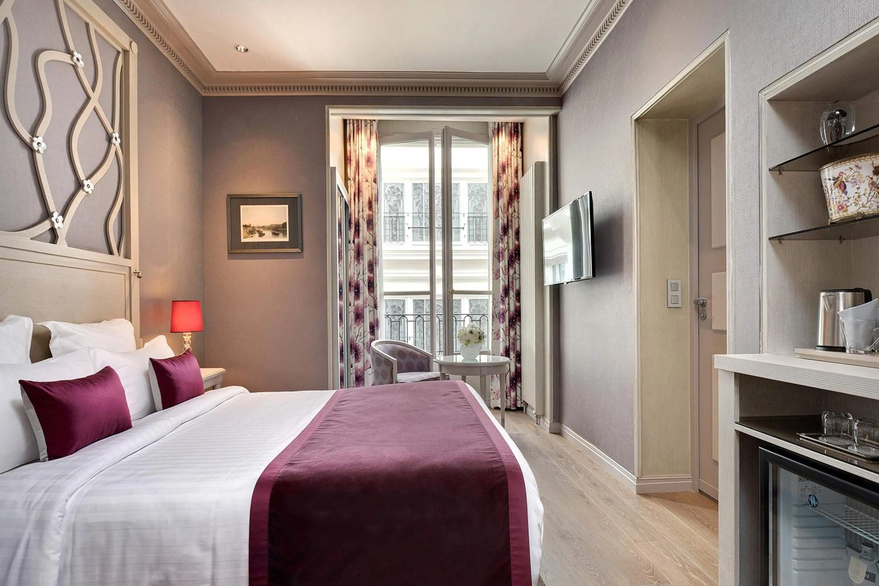Bedroom, Bed in Hôtel Château Frontenac