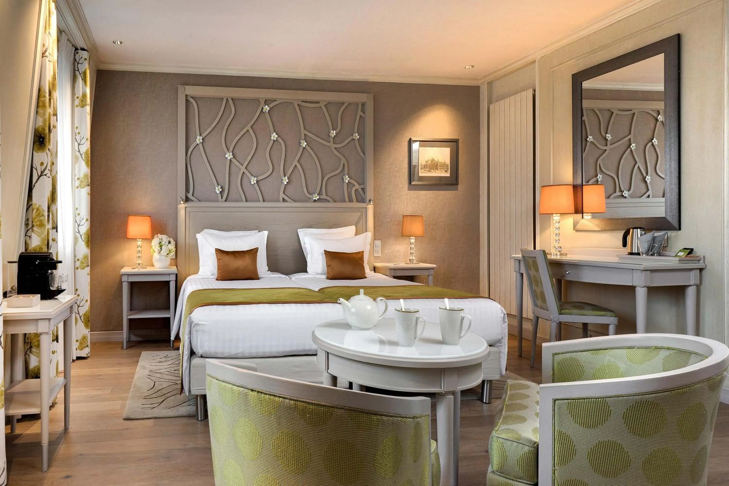 Bedroom, Bed in Hôtel Château Frontenac