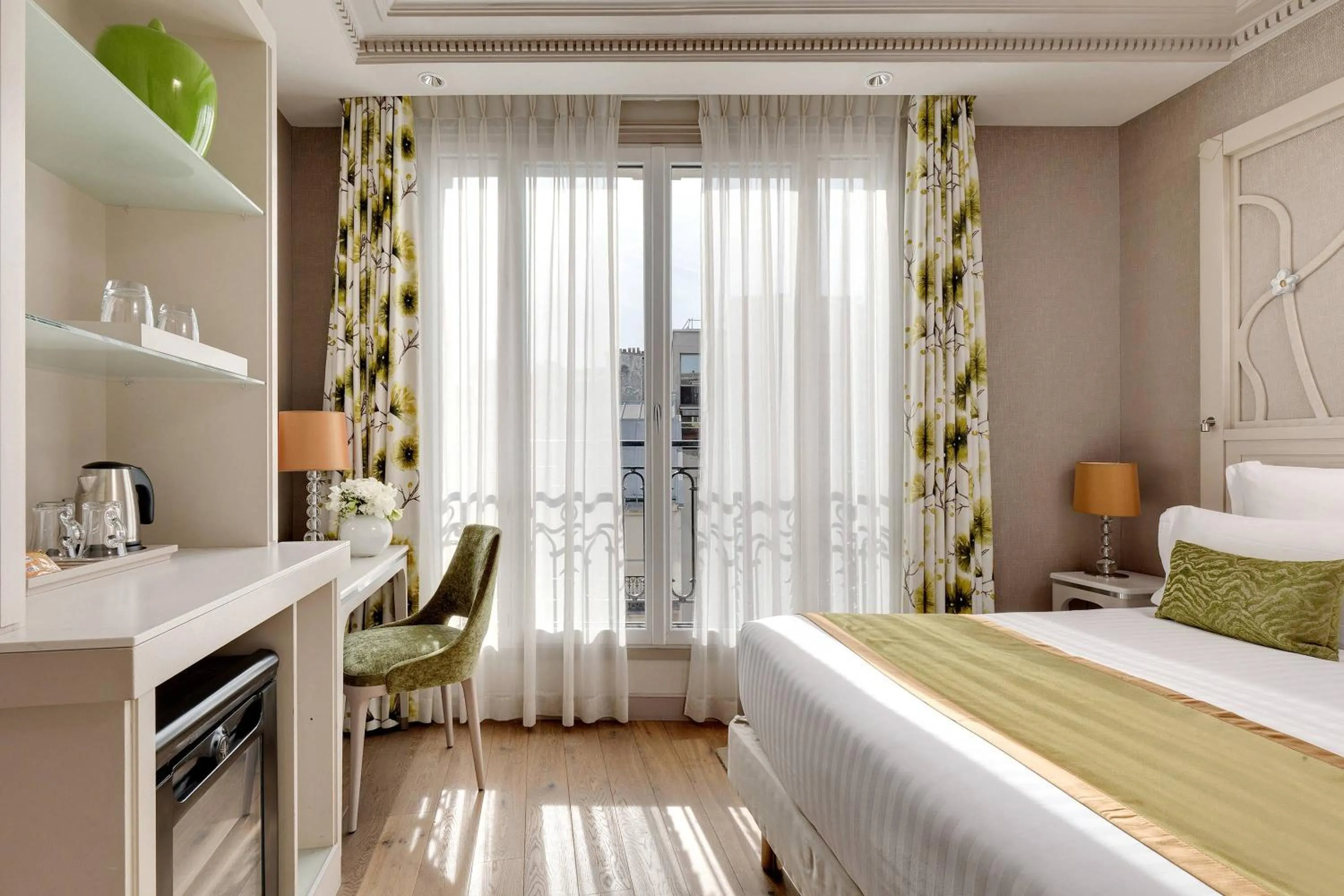 Bedroom, Bed in Rochester Champs Elysees