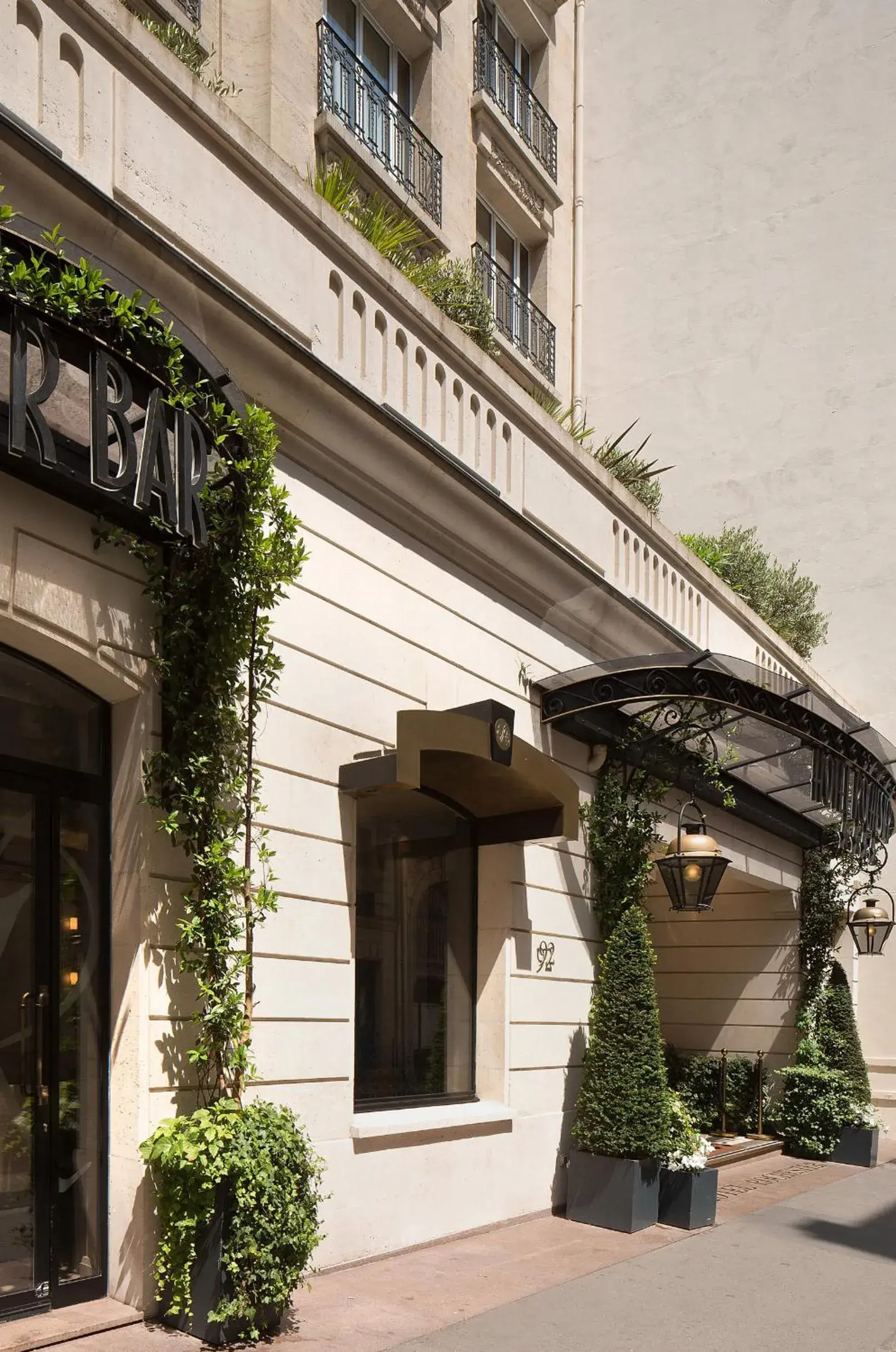 Property building in Rochester Champs Elysees Property building in Rochester Champs Elysees