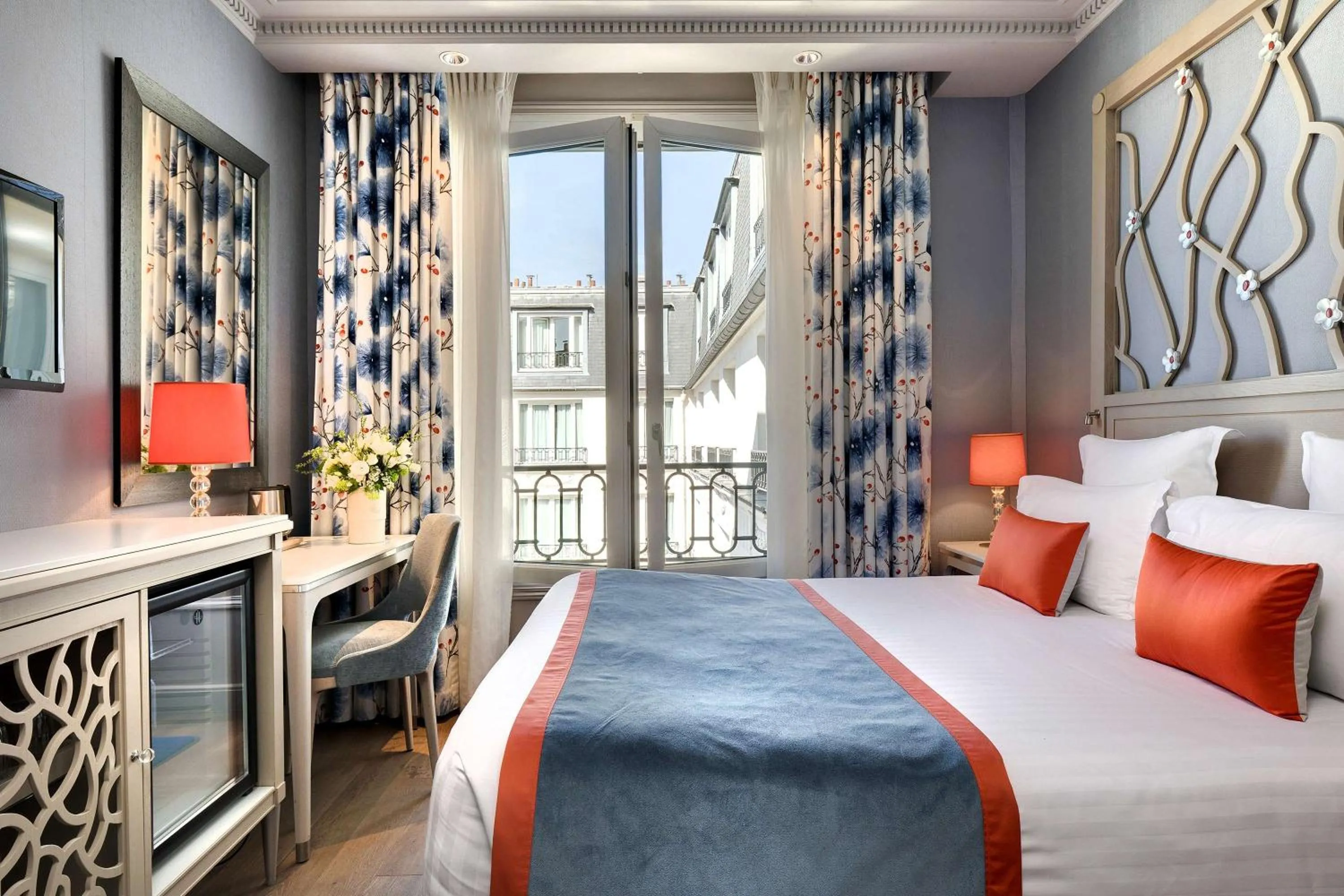 Bedroom, Bed in Rochester Champs Elysees