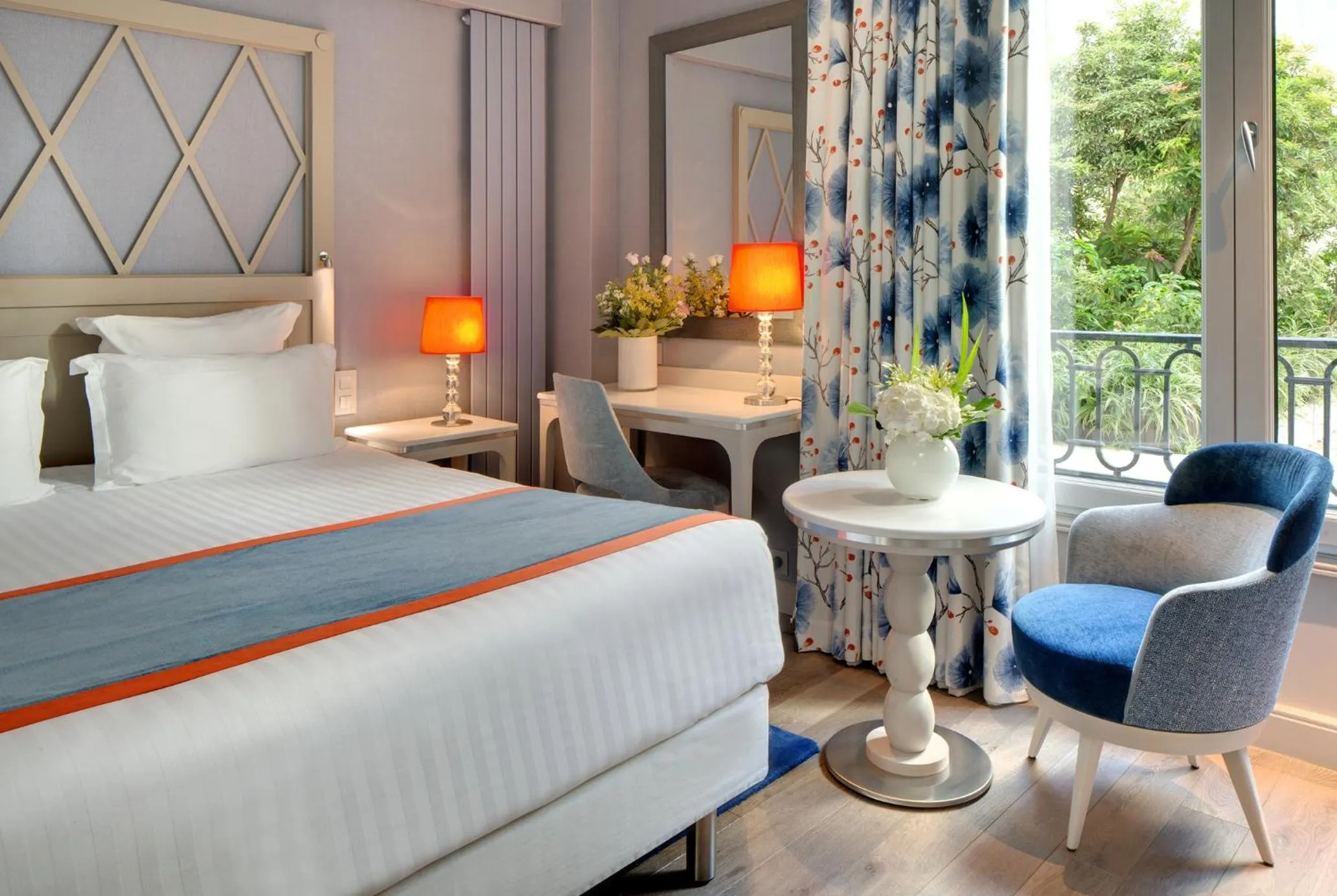 Bedroom, Bed in Rochester Champs Elysees