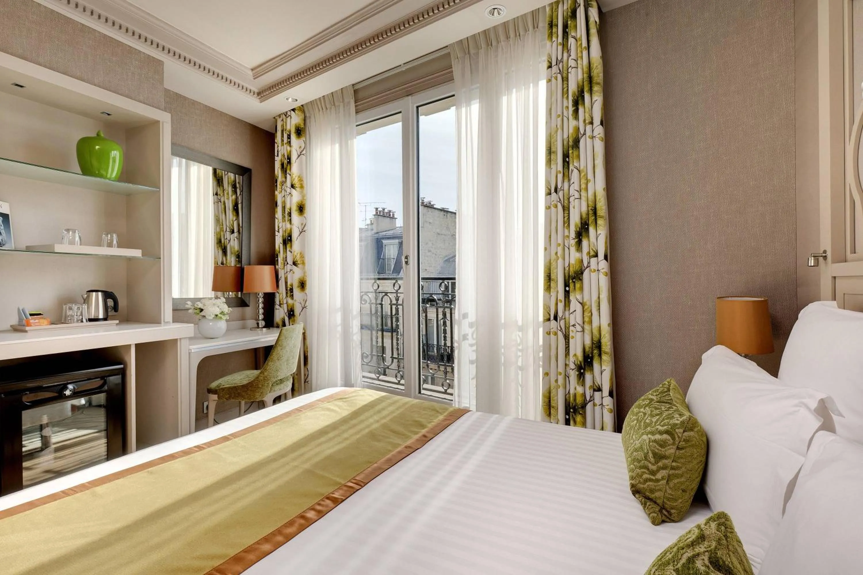 Bedroom, Bed in Rochester Champs Elysees