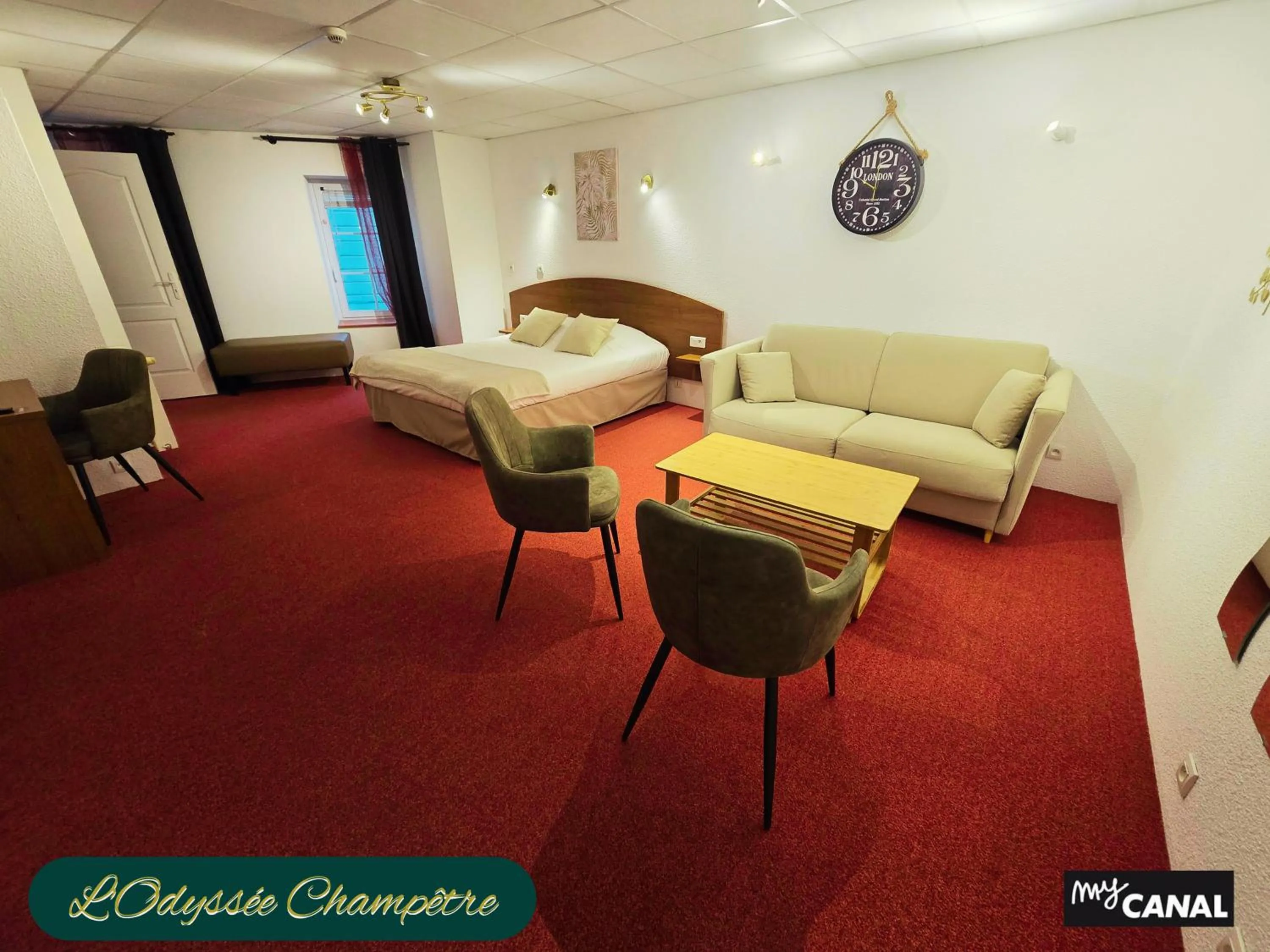 Bed in Logis Hôtel Restaurant L'Odyssée Champêtre