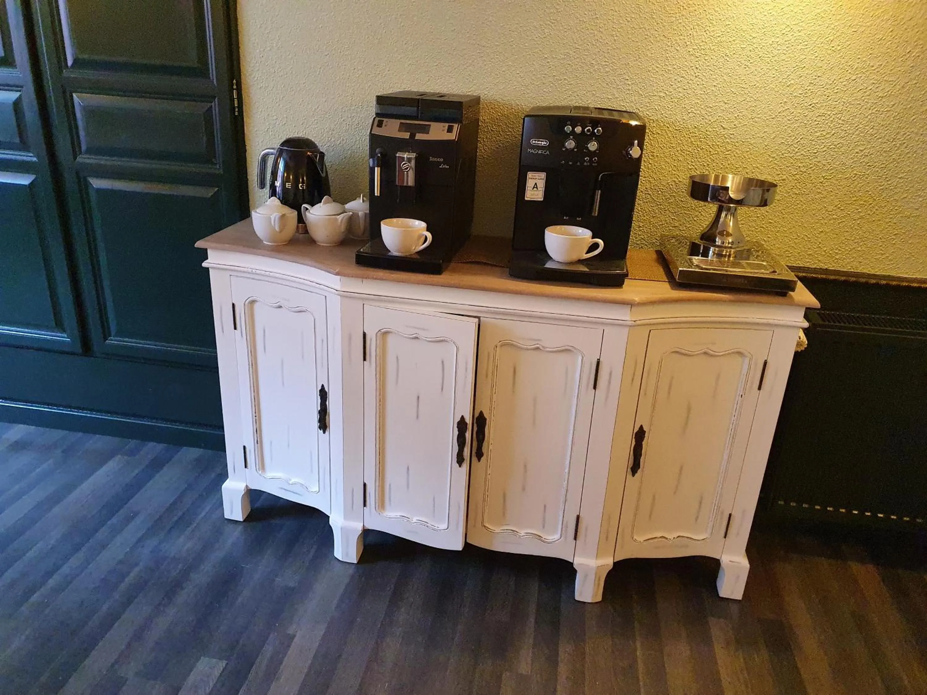 Coffee/tea facilities in Logis Hôtel Restaurant L'Odyssée Champêtre
