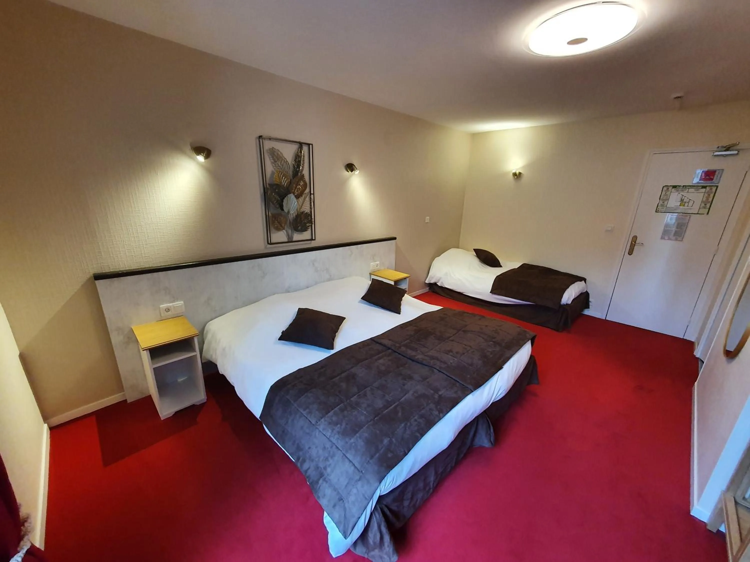 Bed in Logis Hôtel Restaurant L'Odyssée Champêtre