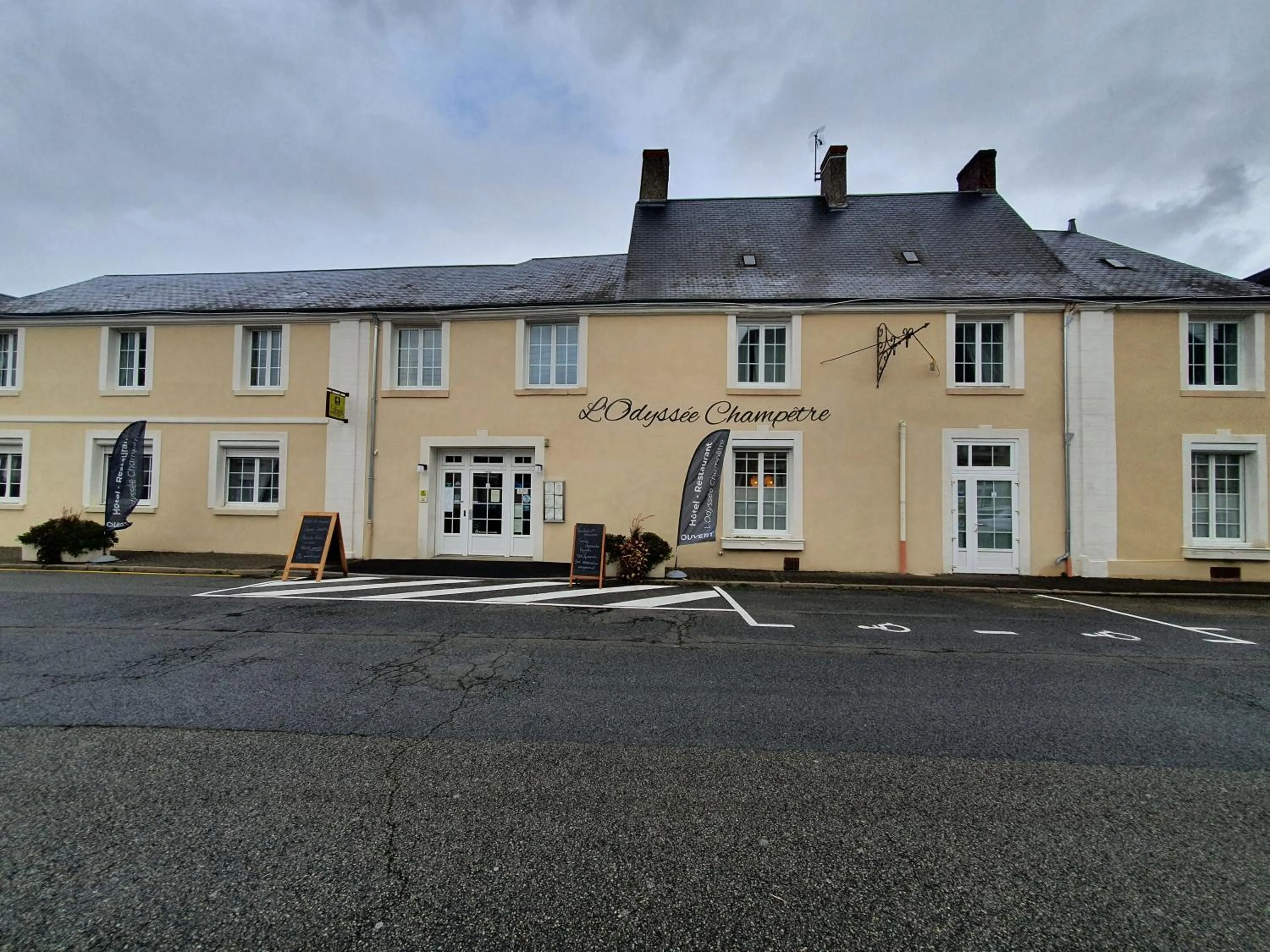 Property building in Logis Hôtel Restaurant L'Odyssée Champêtre