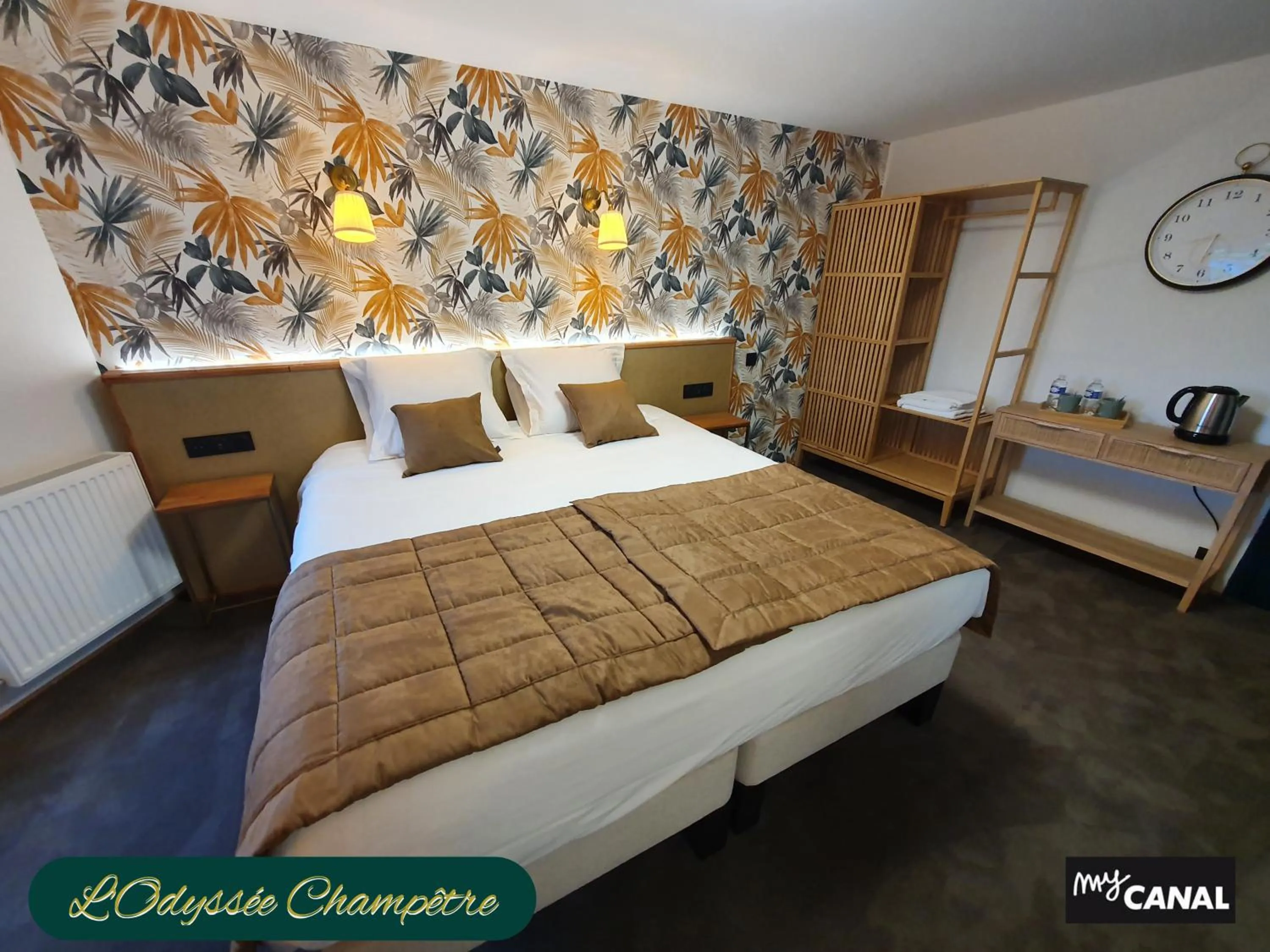 Bed in Logis Hôtel Restaurant L'Odyssée Champêtre