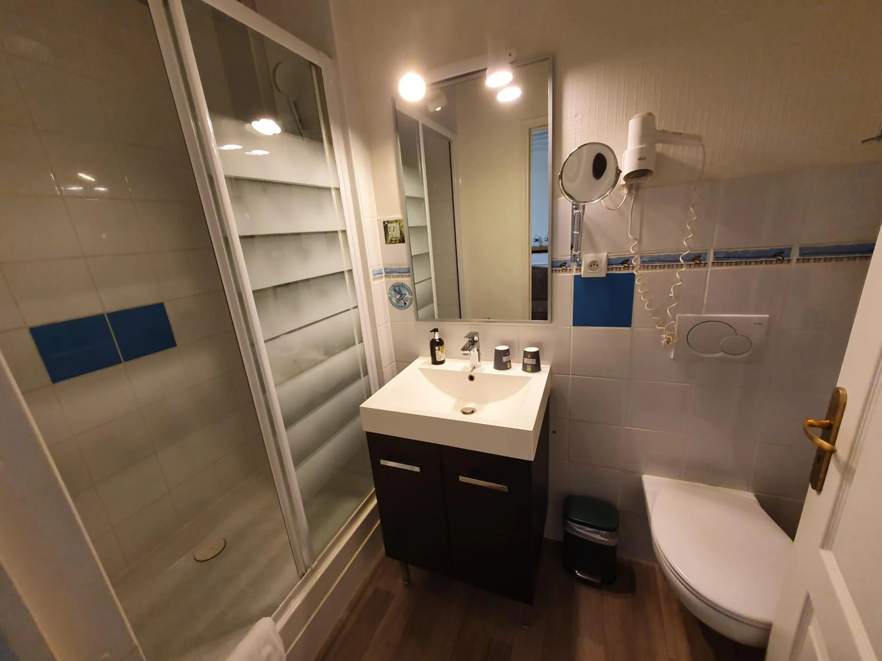 Shower in Logis Hôtel Restaurant L'Odyssée Champêtre