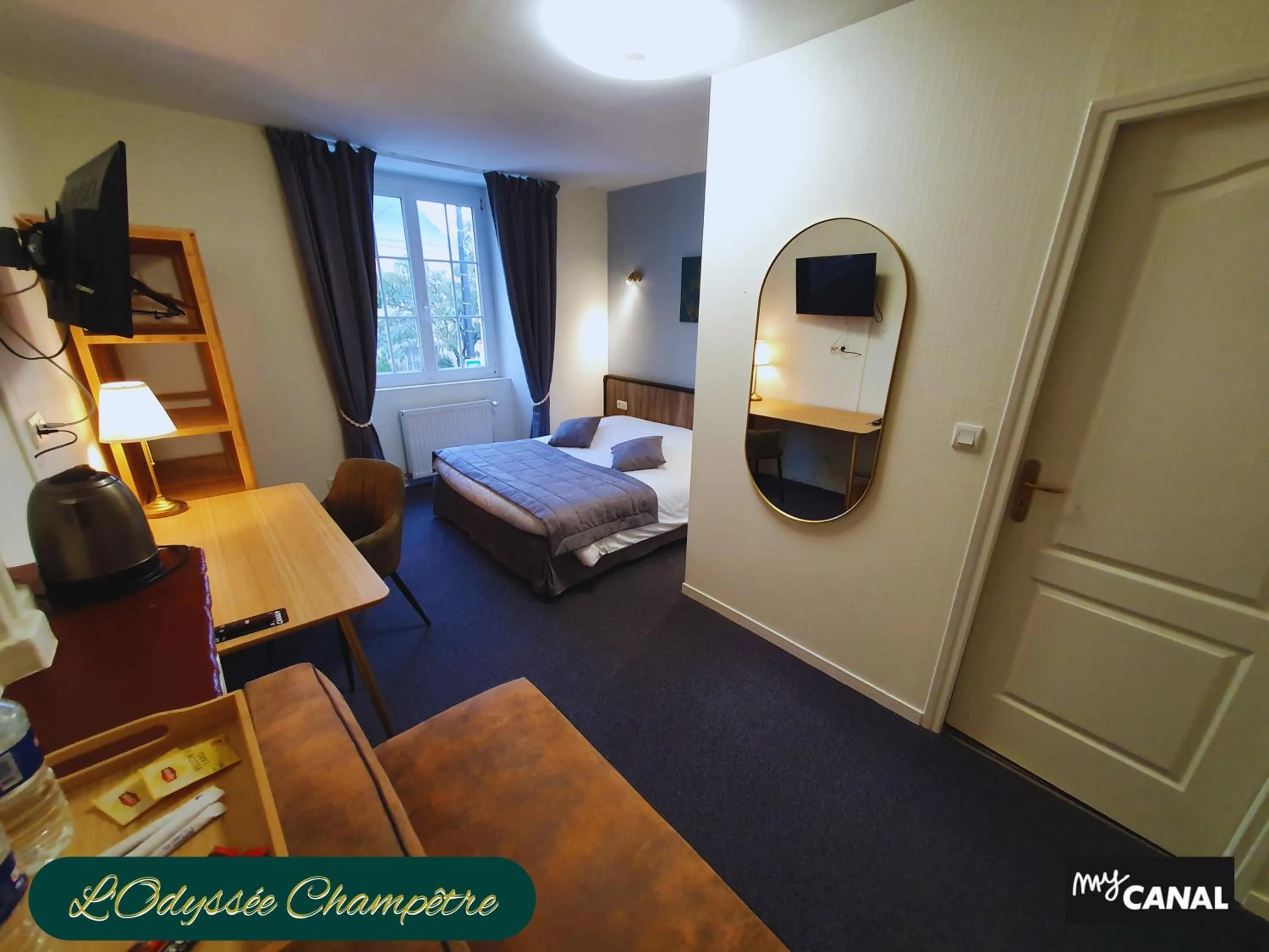 Bed in Logis Hôtel Restaurant L'Odyssée Champêtre