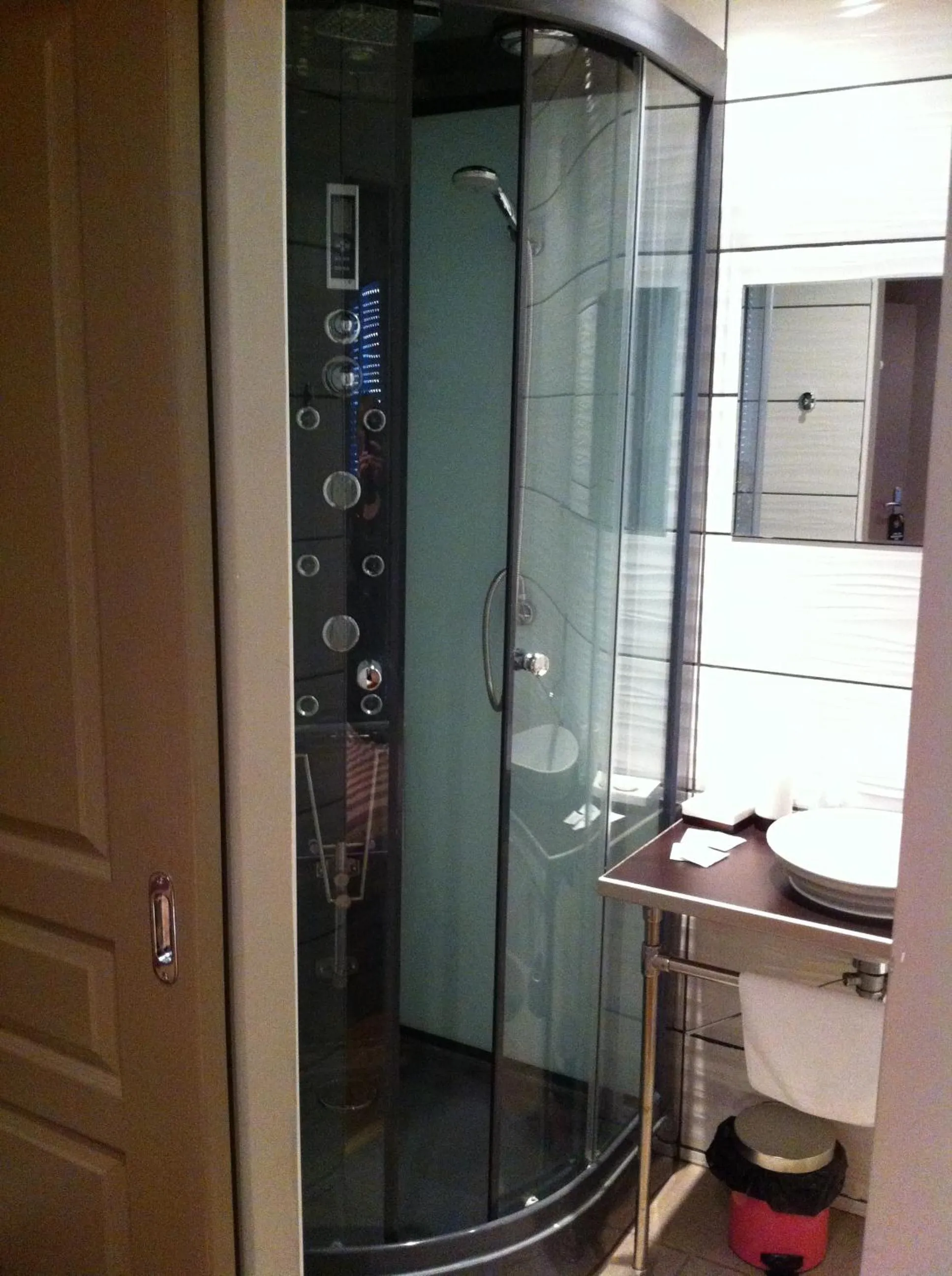 Shower in L'Avenue