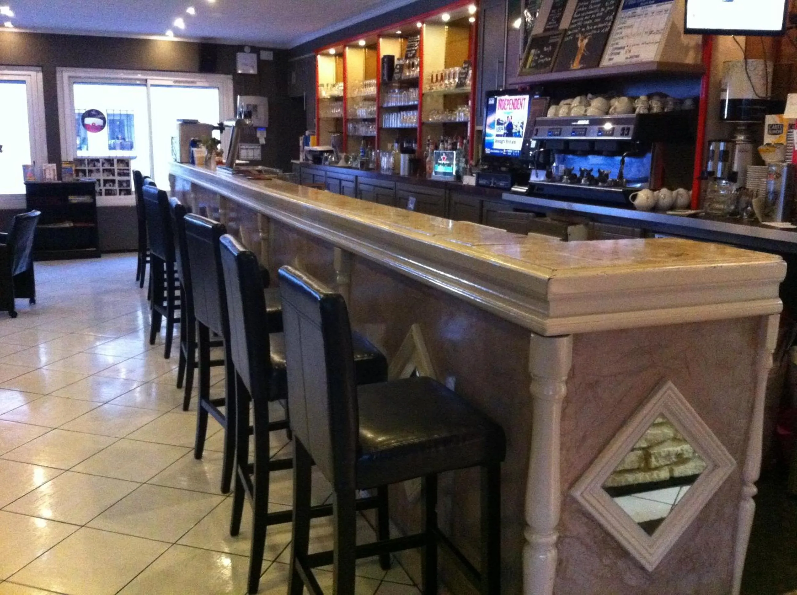Lounge or bar in L'Avenue