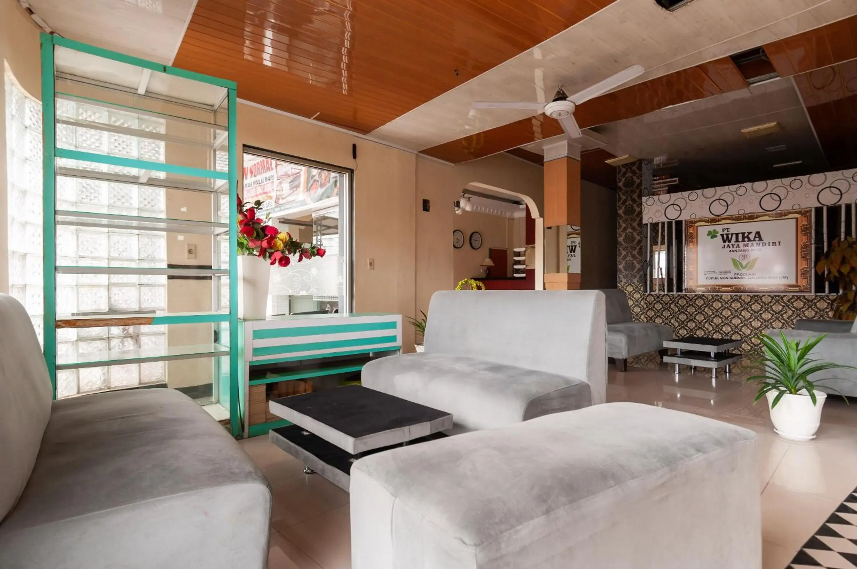 Living room in Urbanview Hotel Syariah Residence Medan by RedDoorz Living room in Urbanview Hotel Syariah Residence Medan by RedDoorz