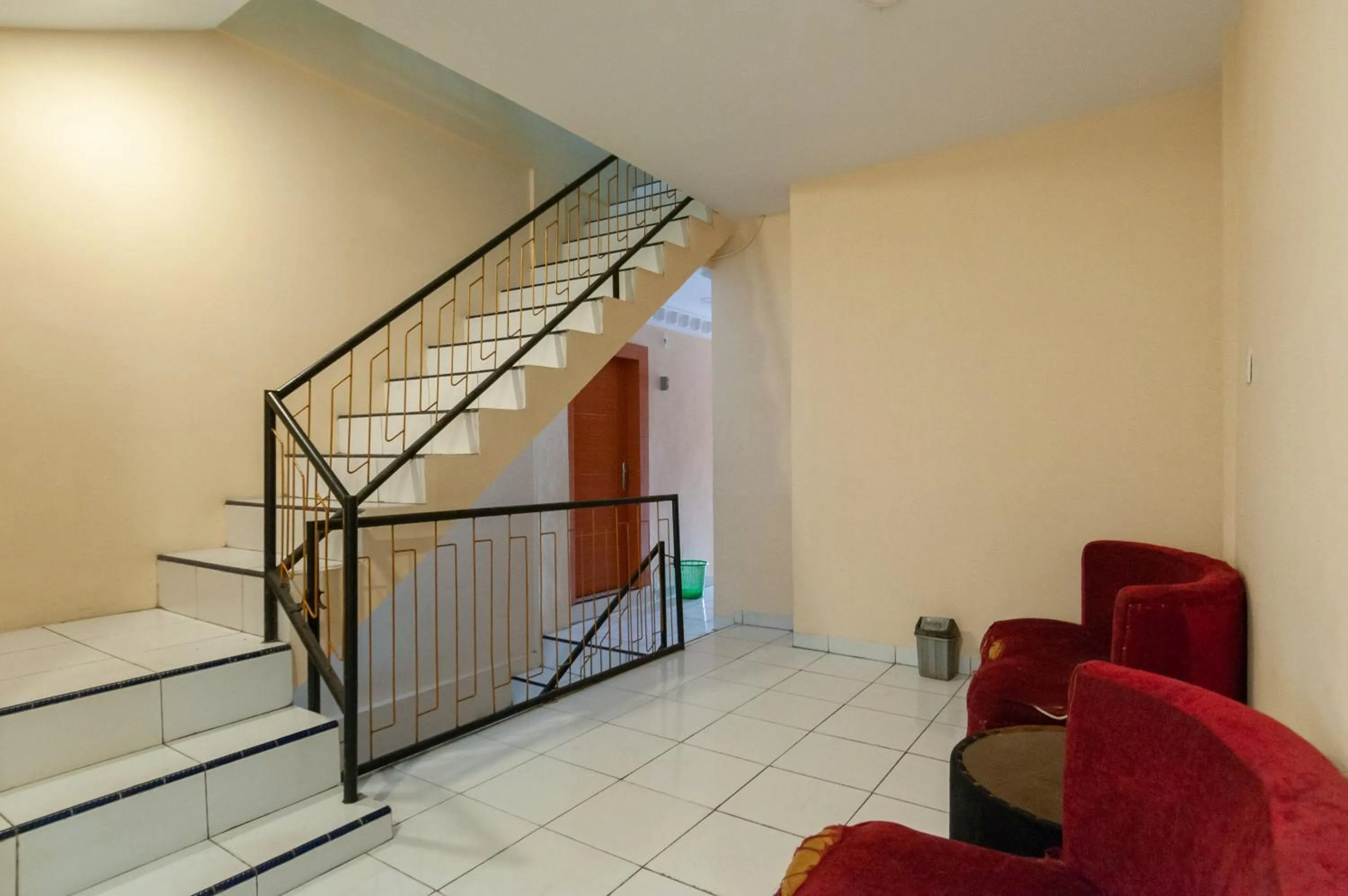 Seating area in Urbanview Hotel Syariah Residence Medan by RedDoorz