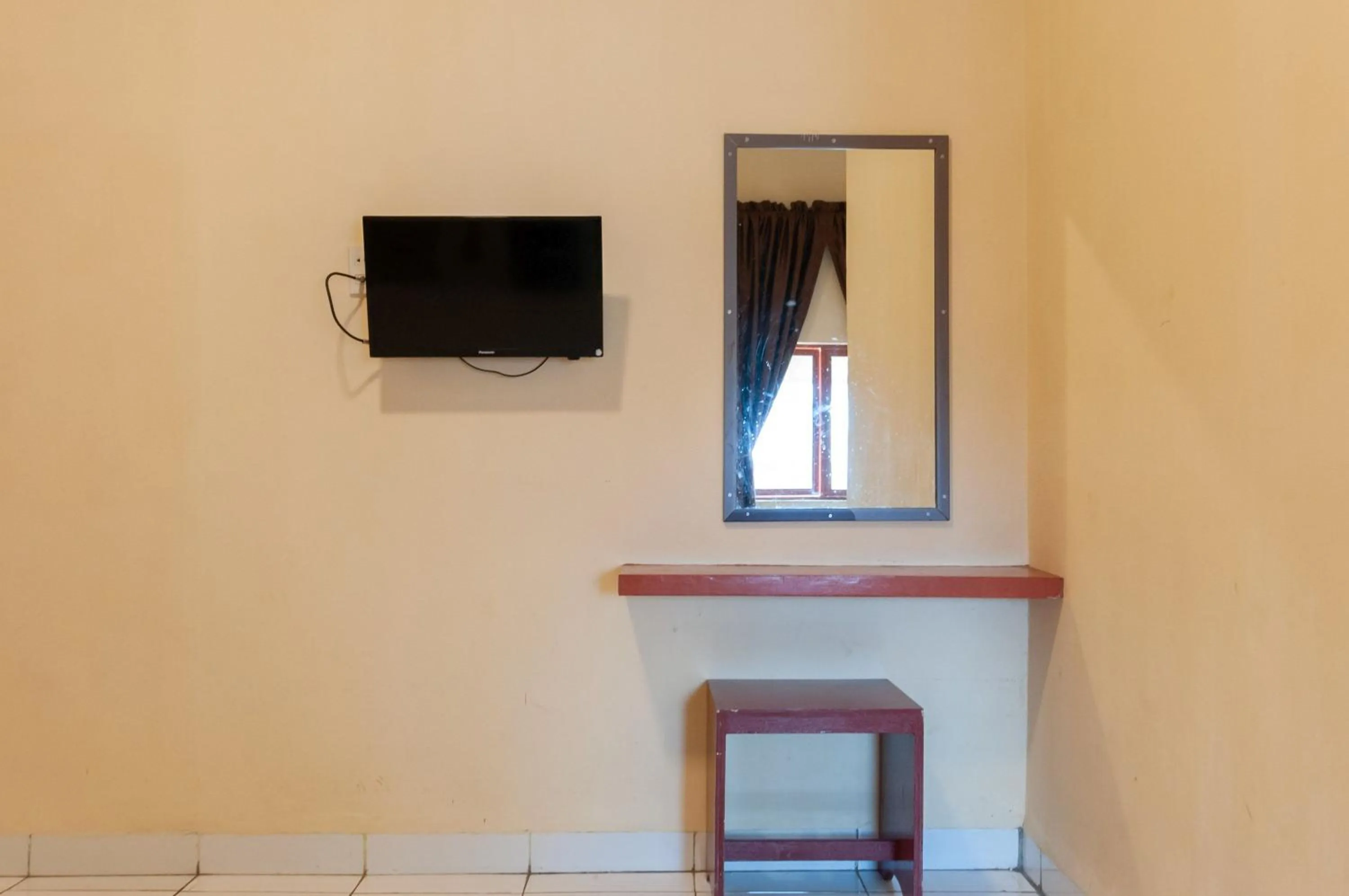 TV and multimedia in Urbanview Hotel Syariah Residence Medan by RedDoorz