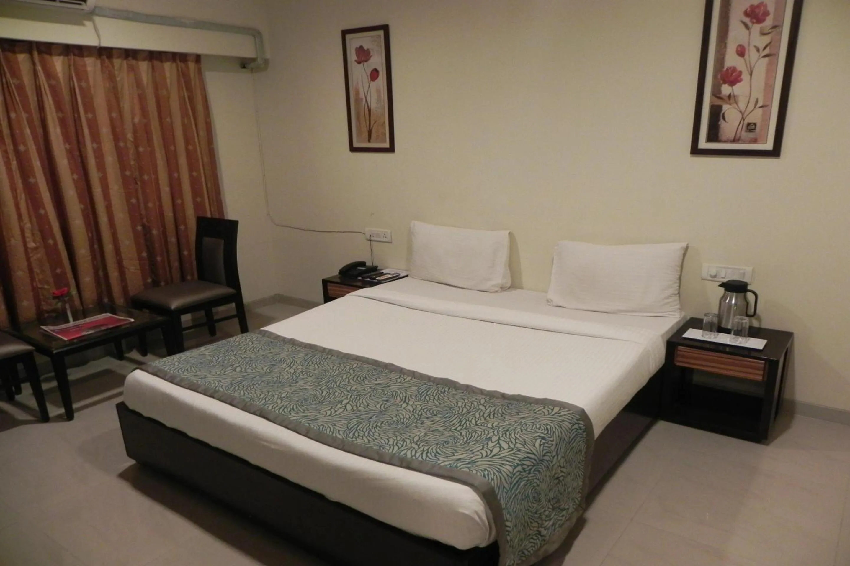 Bedroom, Bed in Collection O Reeva Regency