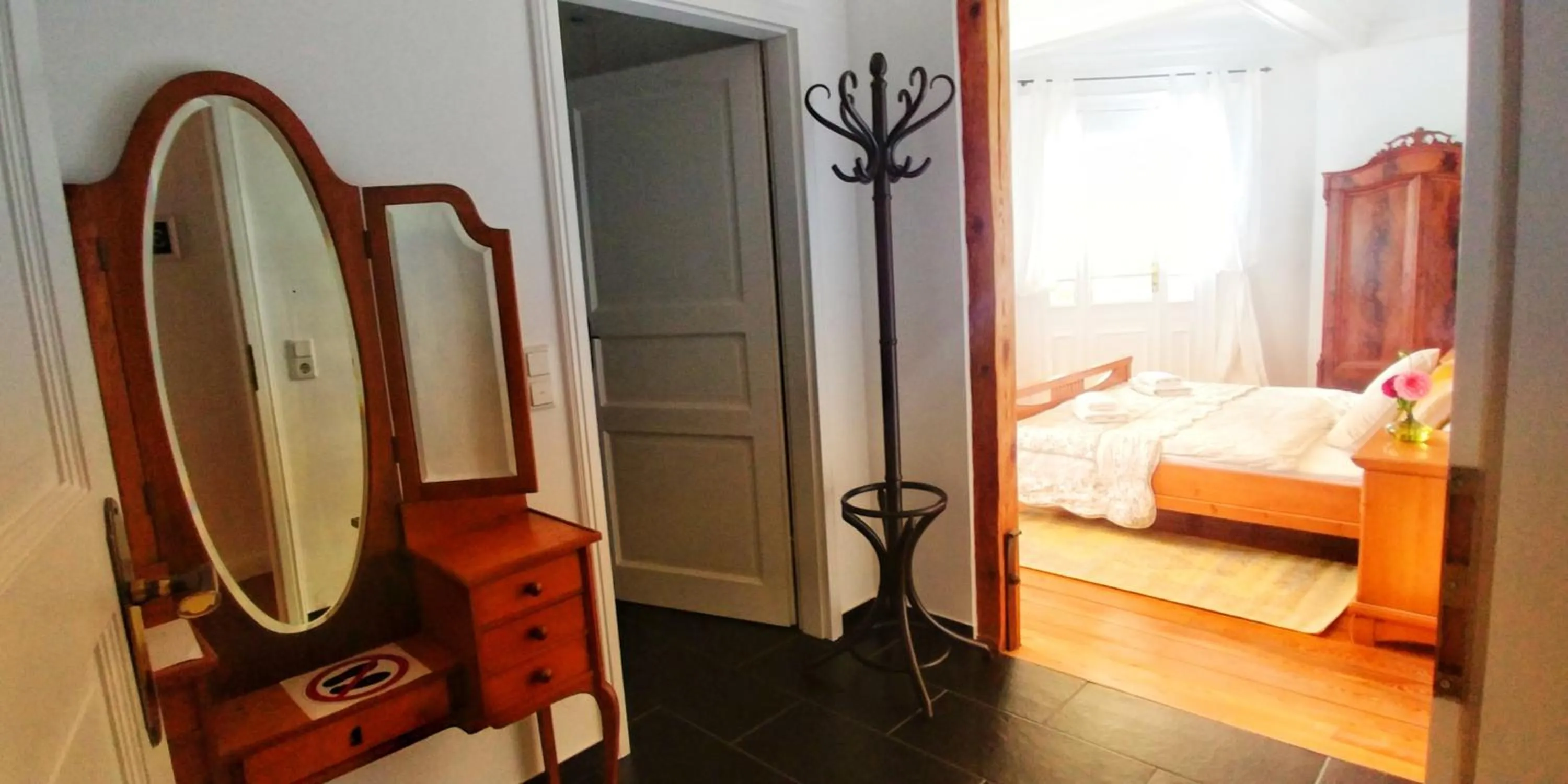 Photo of the whole room, Bed in Privathotel Der Schwarze Herrgott No TV