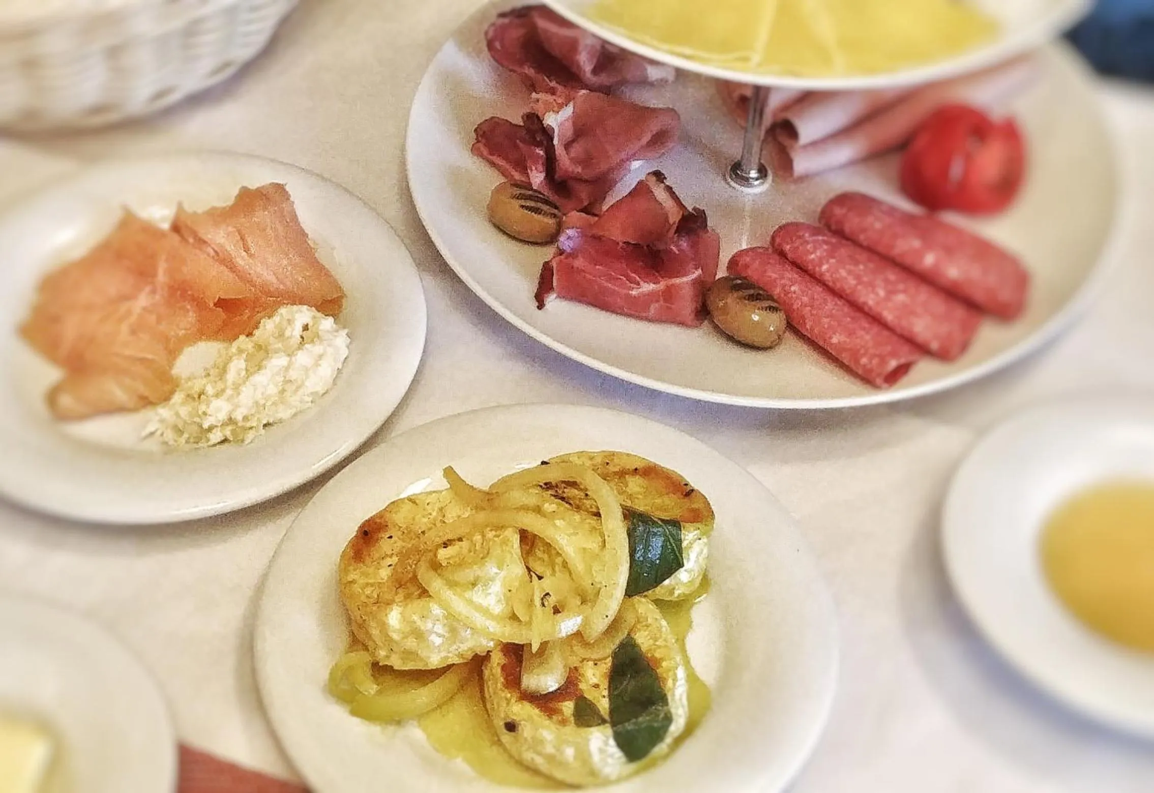 Restaurant/places to eat in Privathotel Der Schwarze Herrgott No TV