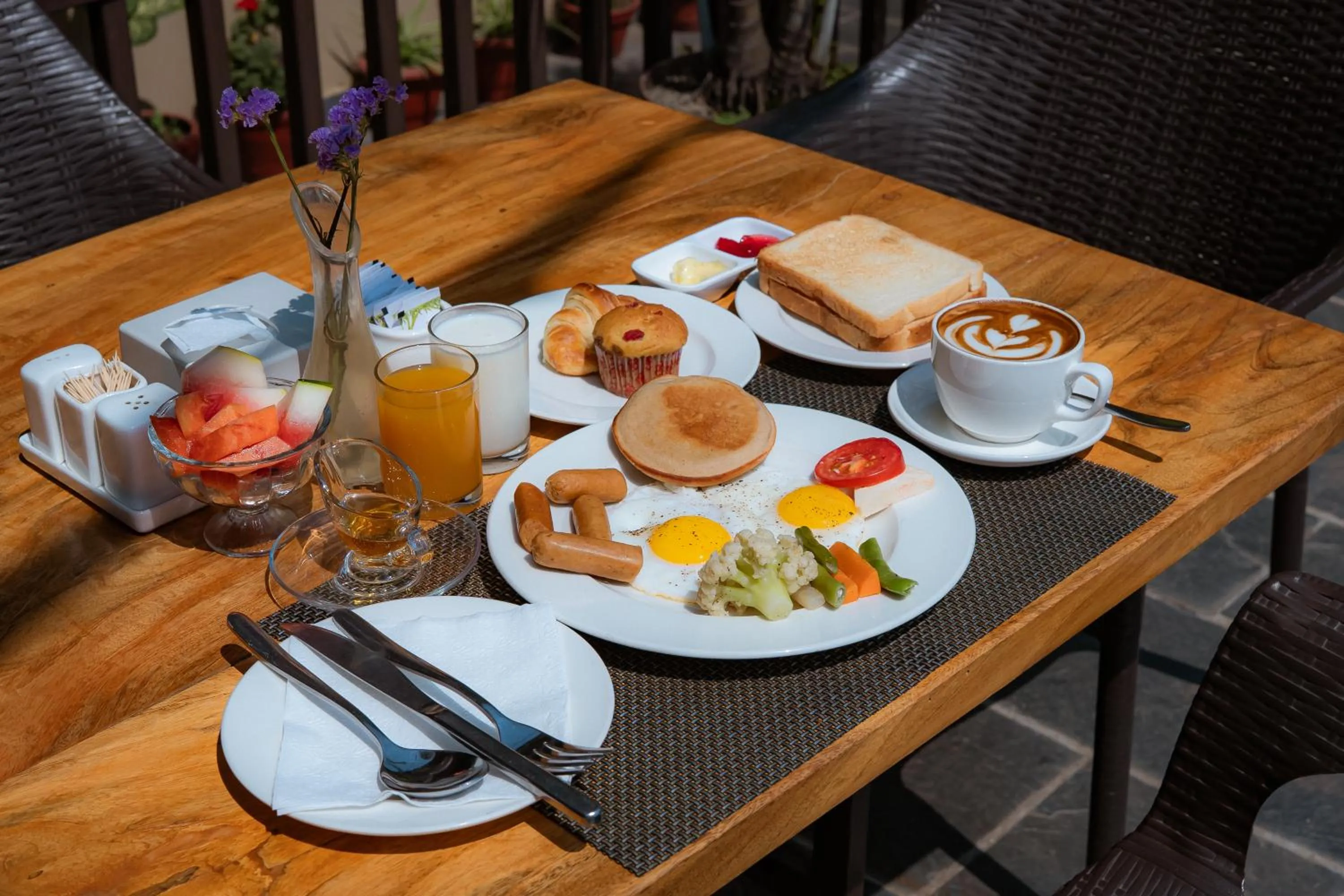 Food and drinks in Busy Bee Resort, Pokhara