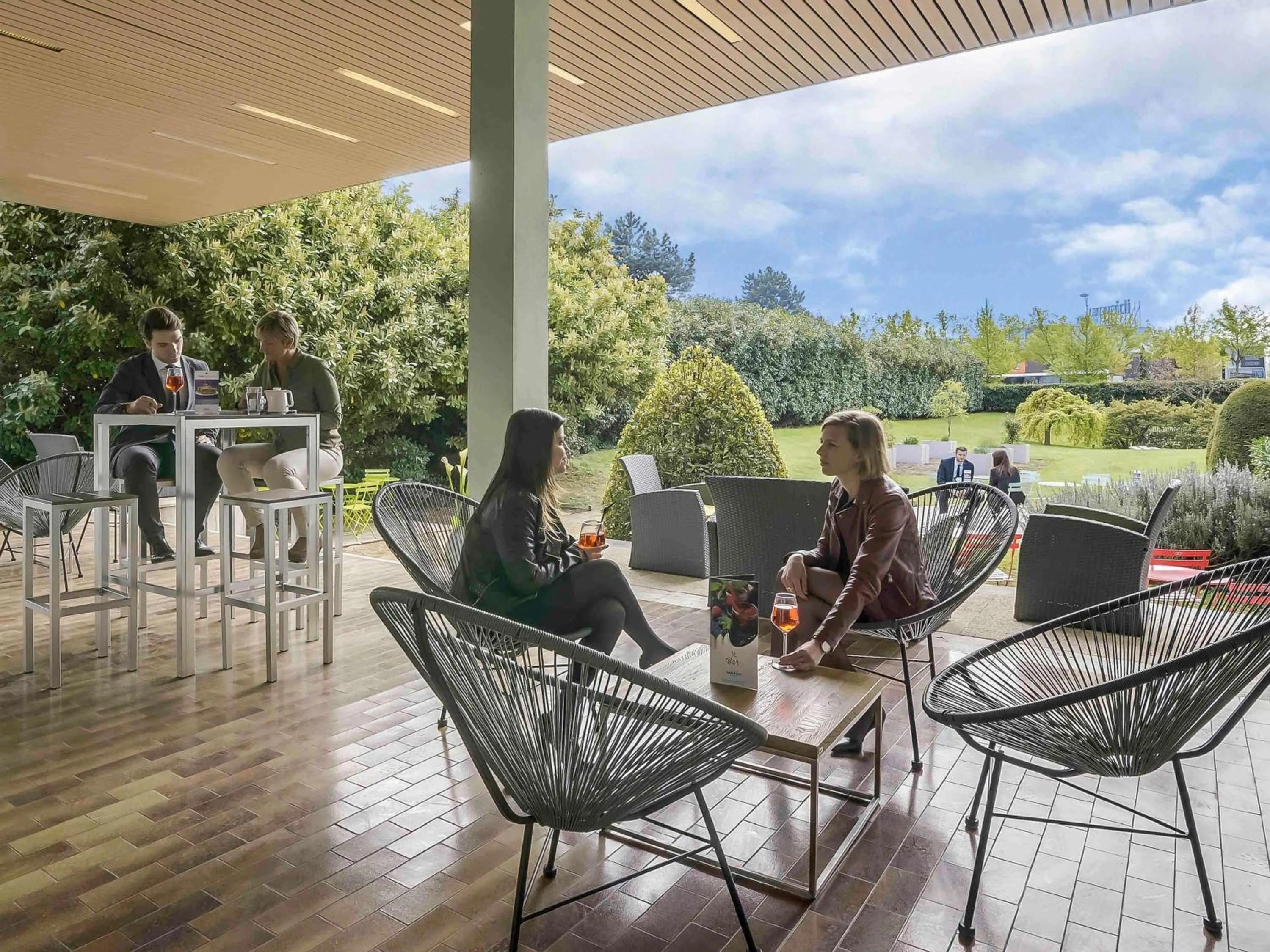 Lounge or bar in Mercure Paris Orly Rungis Aéroport