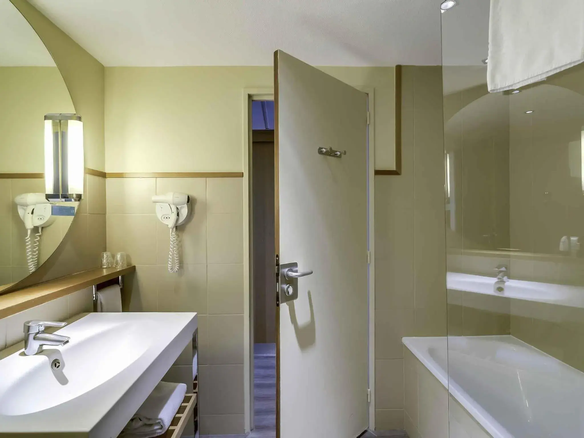 Bedroom in Mercure Paris Orly Rungis Aéroport Bedroom in Mercure Paris Orly Rungis Aéroport