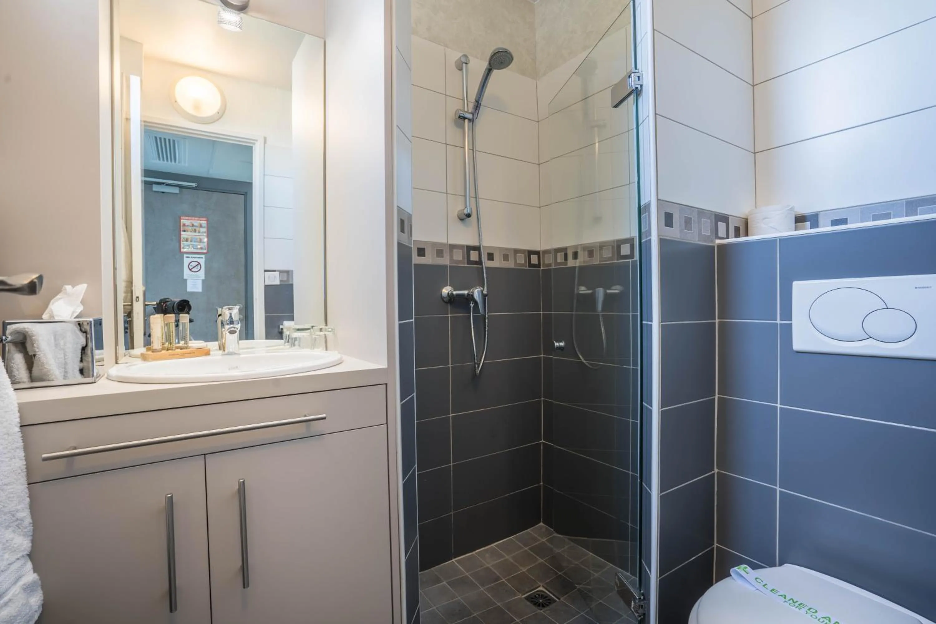 Shower in Hôtel La Plage