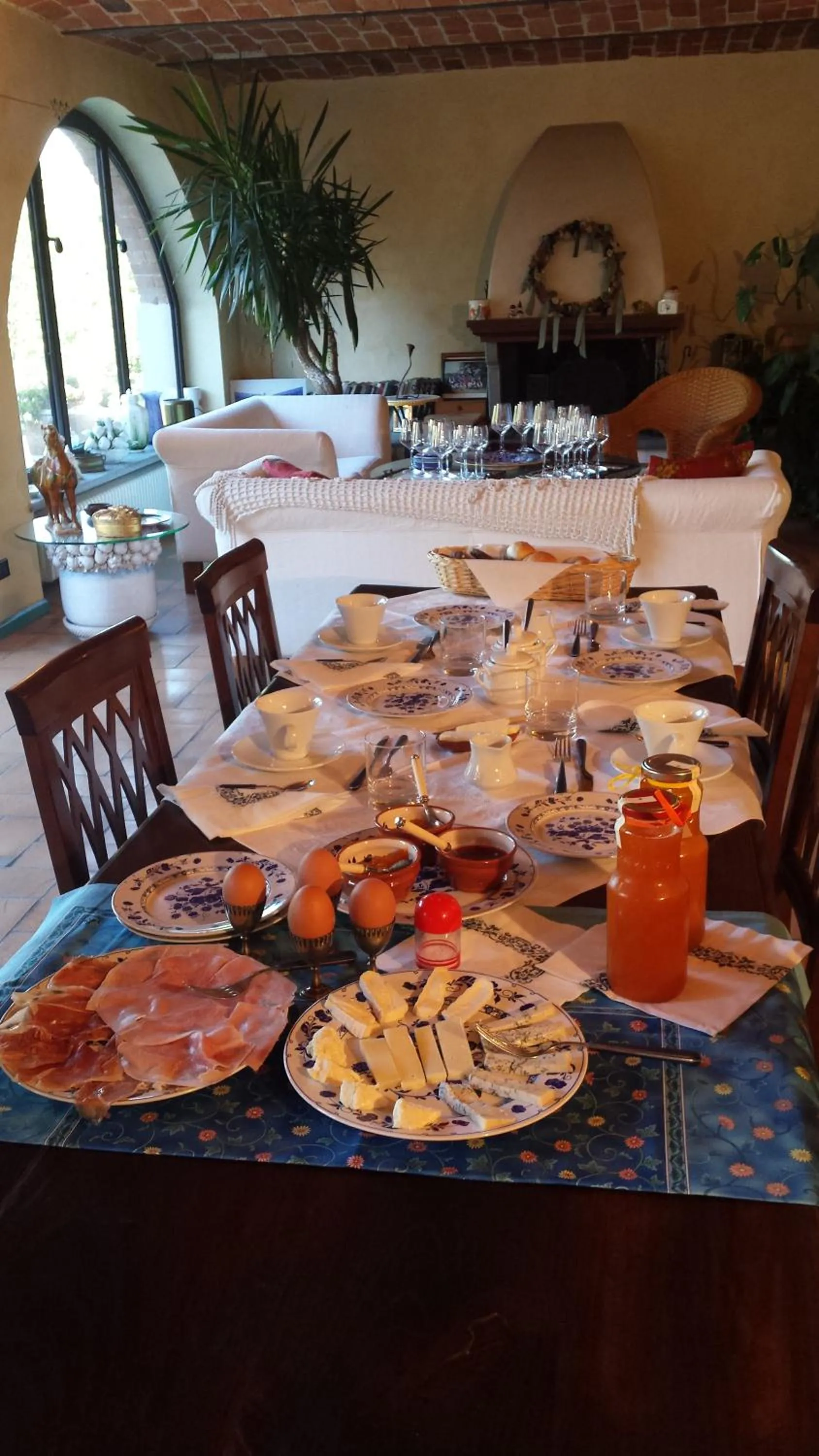 Continental breakfast in La Giribaldina Winery & Farmhouse