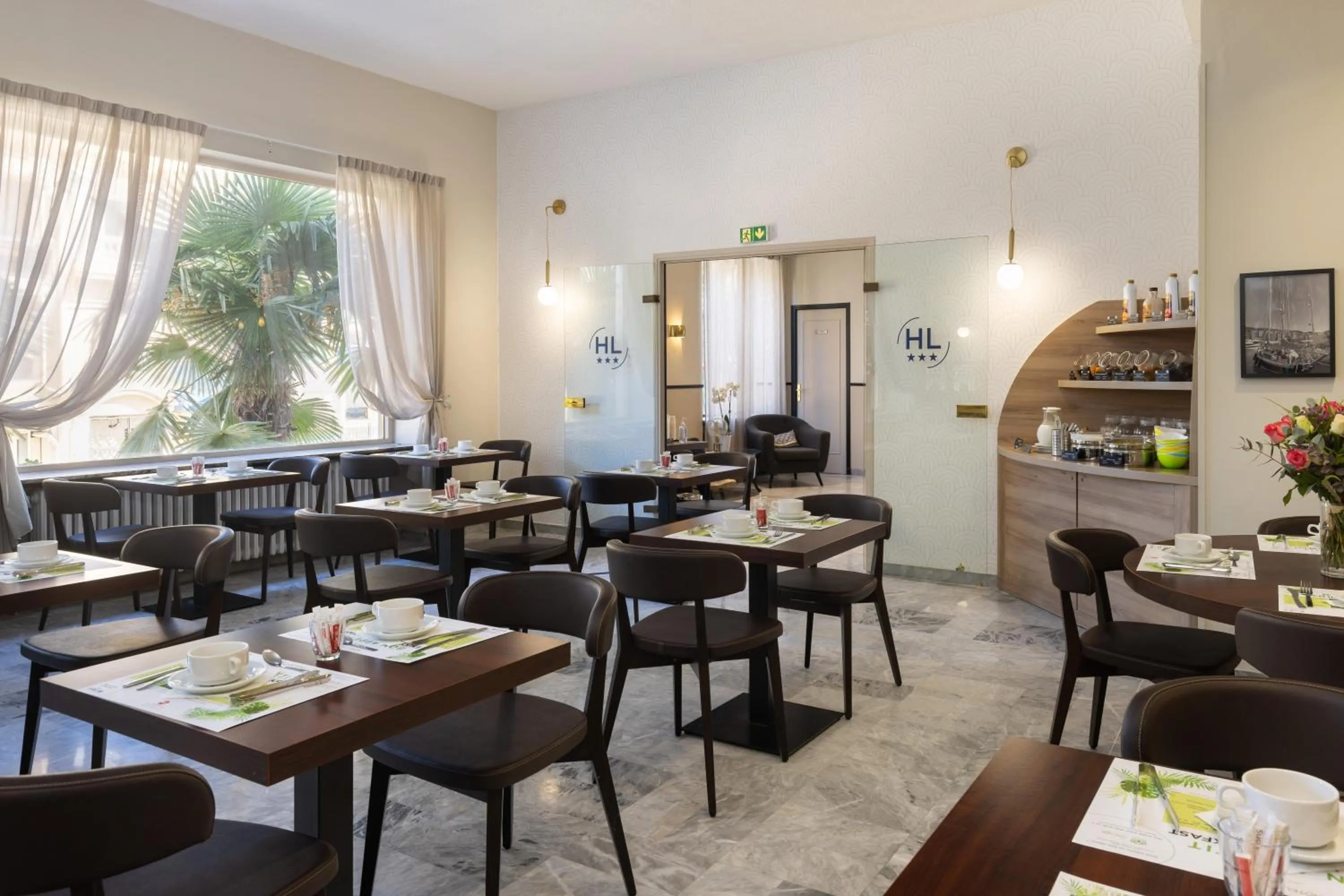 Breakfast in Hôtel Locarno Nice