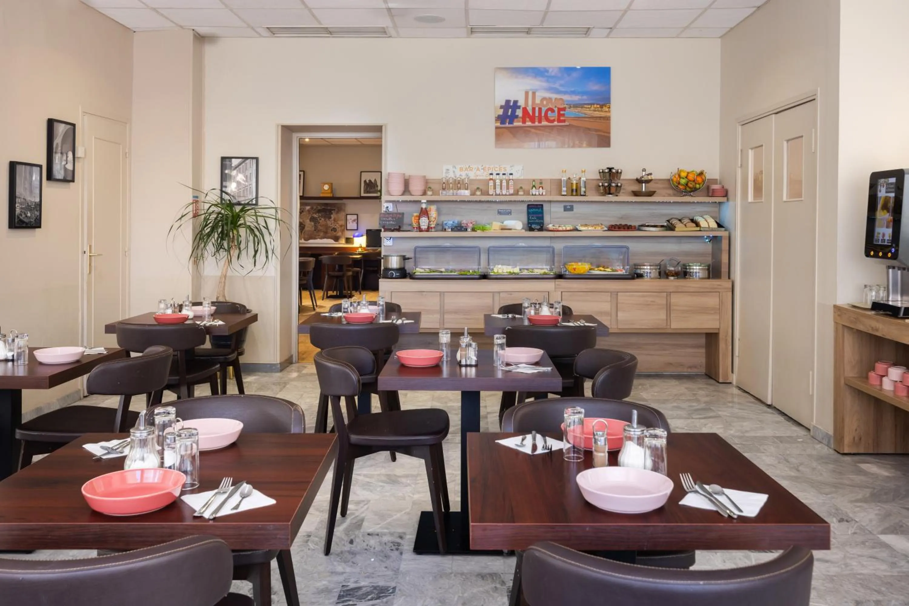 Restaurant/places to eat in Hôtel Locarno Nice