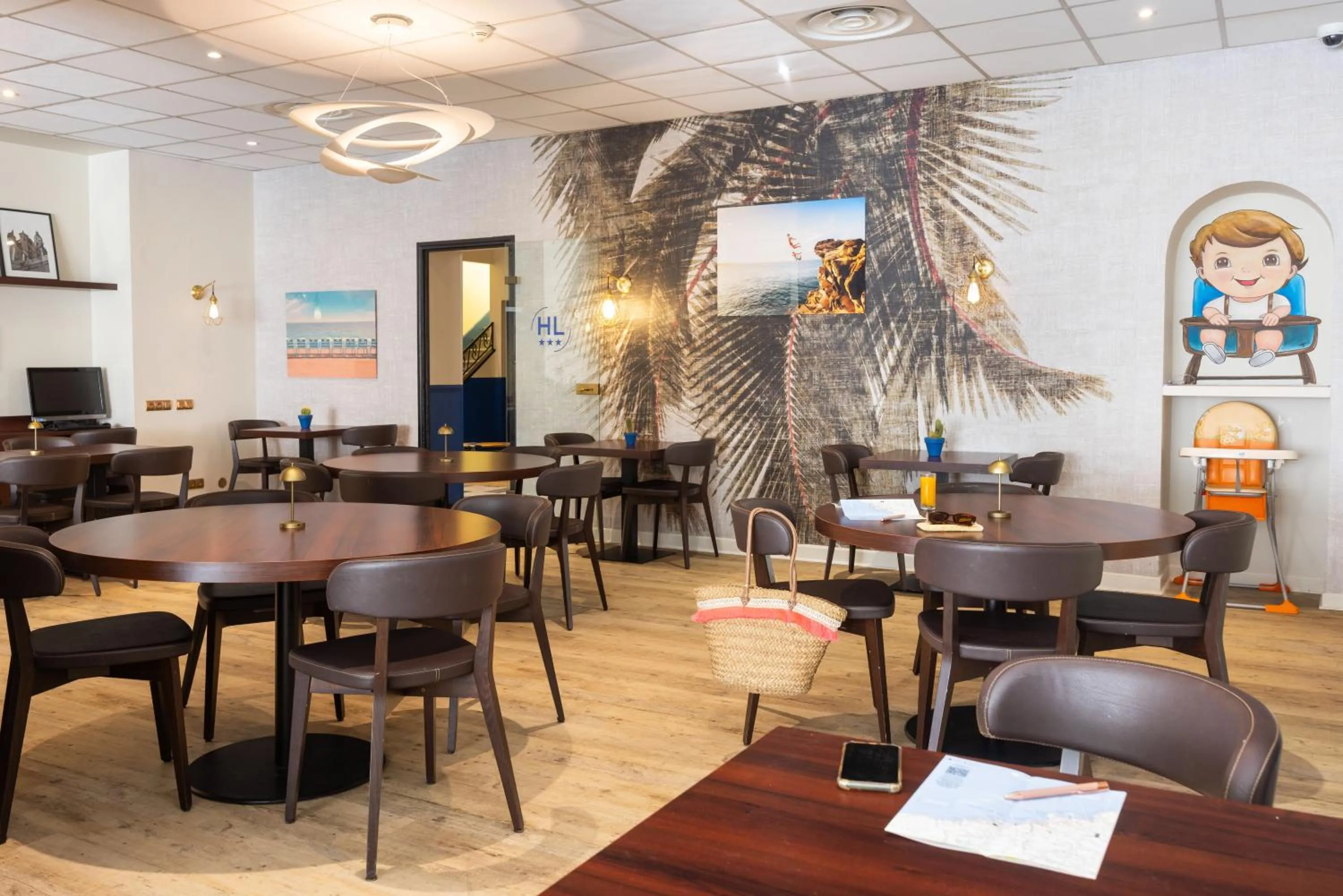 Restaurant/places to eat in Hôtel Locarno Nice