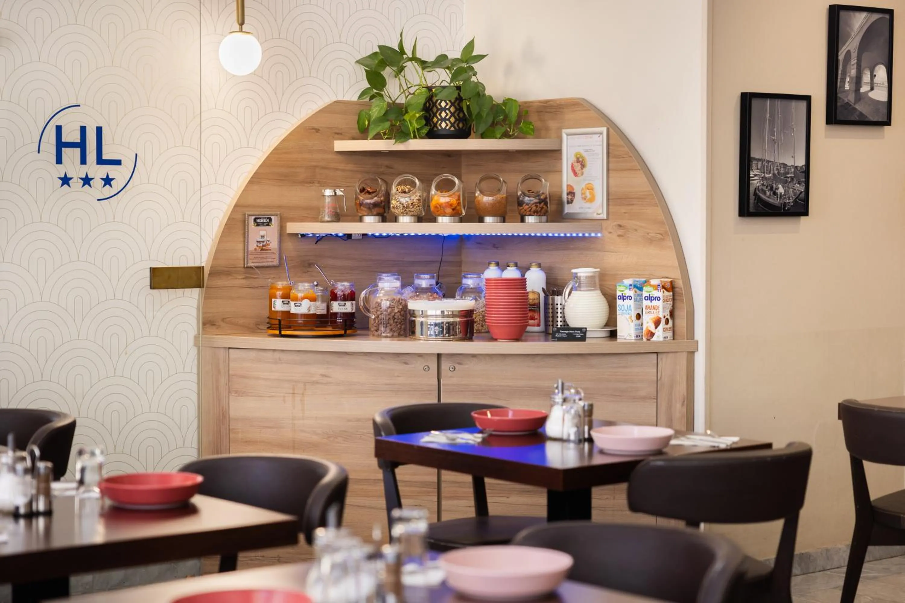 Restaurant/places to eat in Hôtel Locarno Nice